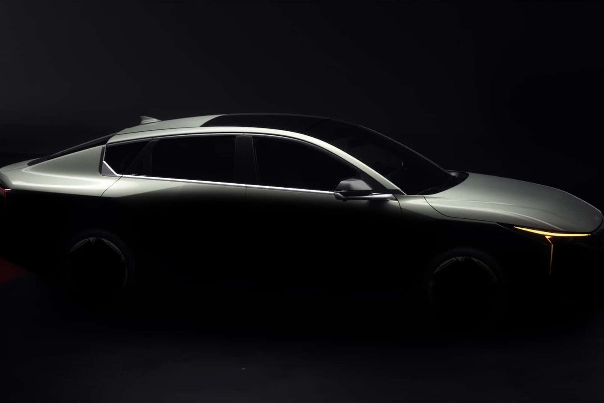 خودرو کیا K4 از نمای جانبی در فضای تاریک