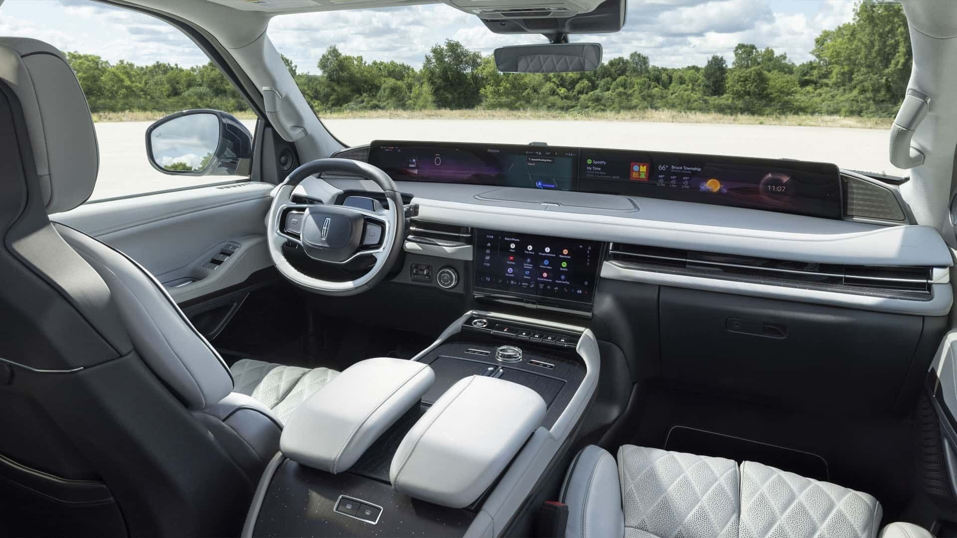 نمای داخل کابین خودرو لینکلن نویگیتور ۲۰۲۵