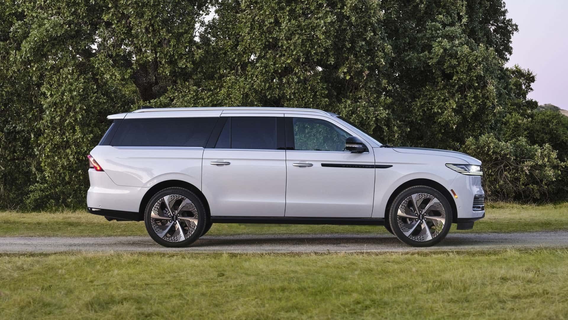 نمای جانبی خودرو لینکلن نویگیتور ۲۰۲۵