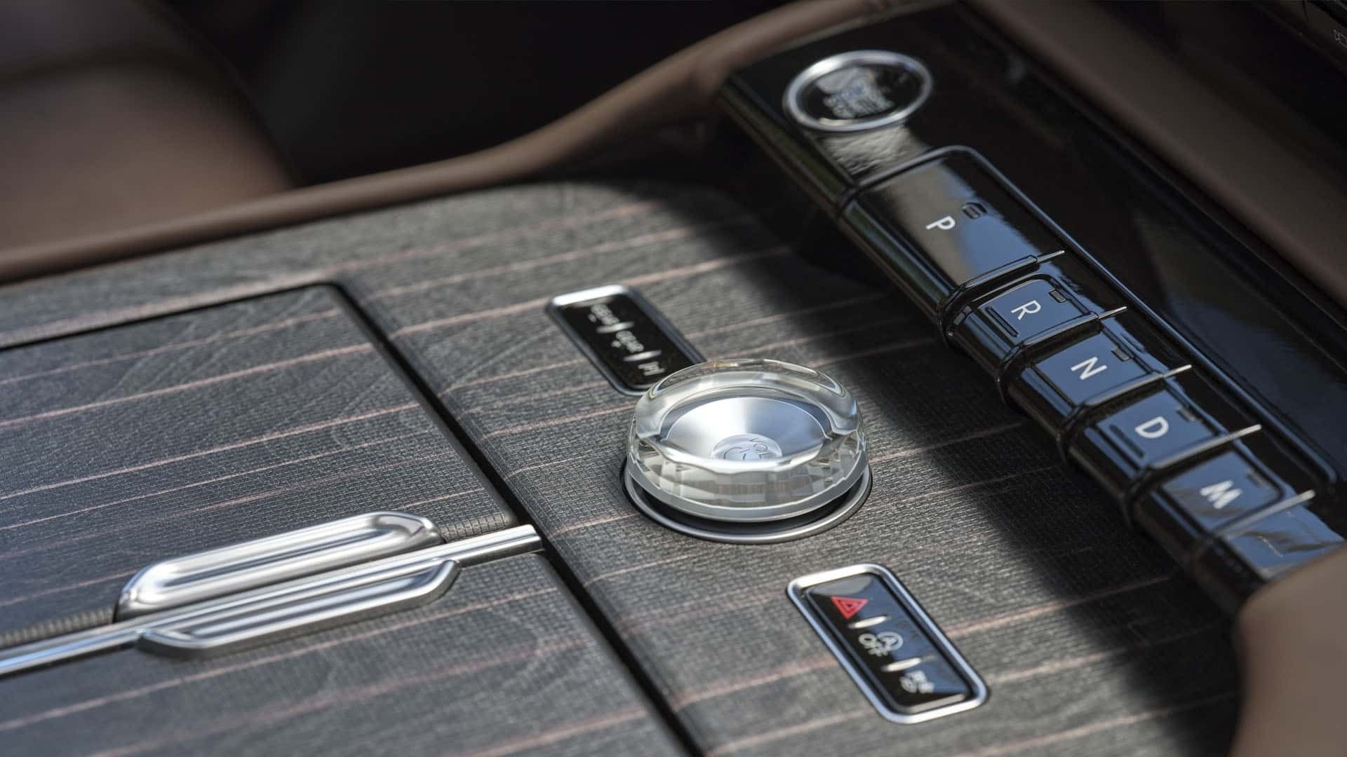 دکمه‌ی تنظیم صدا در خودرو لینکلن نویگیتور ۲۰۲۵ از نمای نزدیک