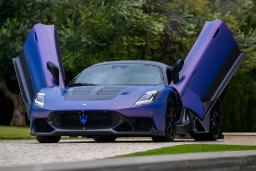 نمای سه رخ جلو مازراتی MC20 GT2 Stradale