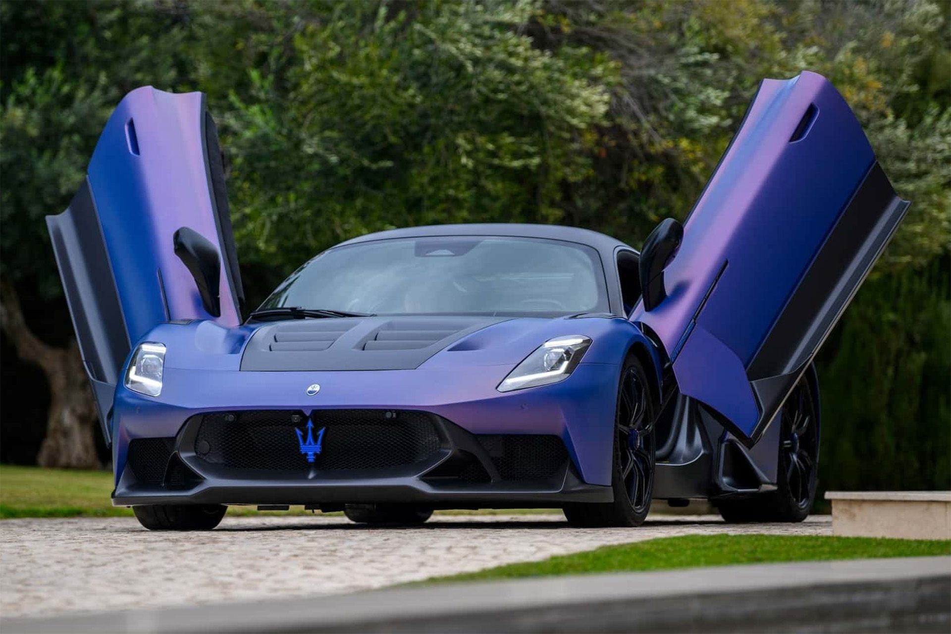 نمای سه رخ جلو مازراتی MC20 GT2 Stradale