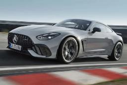 نمای سه‌چهارم جلو خودرو مرسدس بنز AMG GT63 Pro در پیست