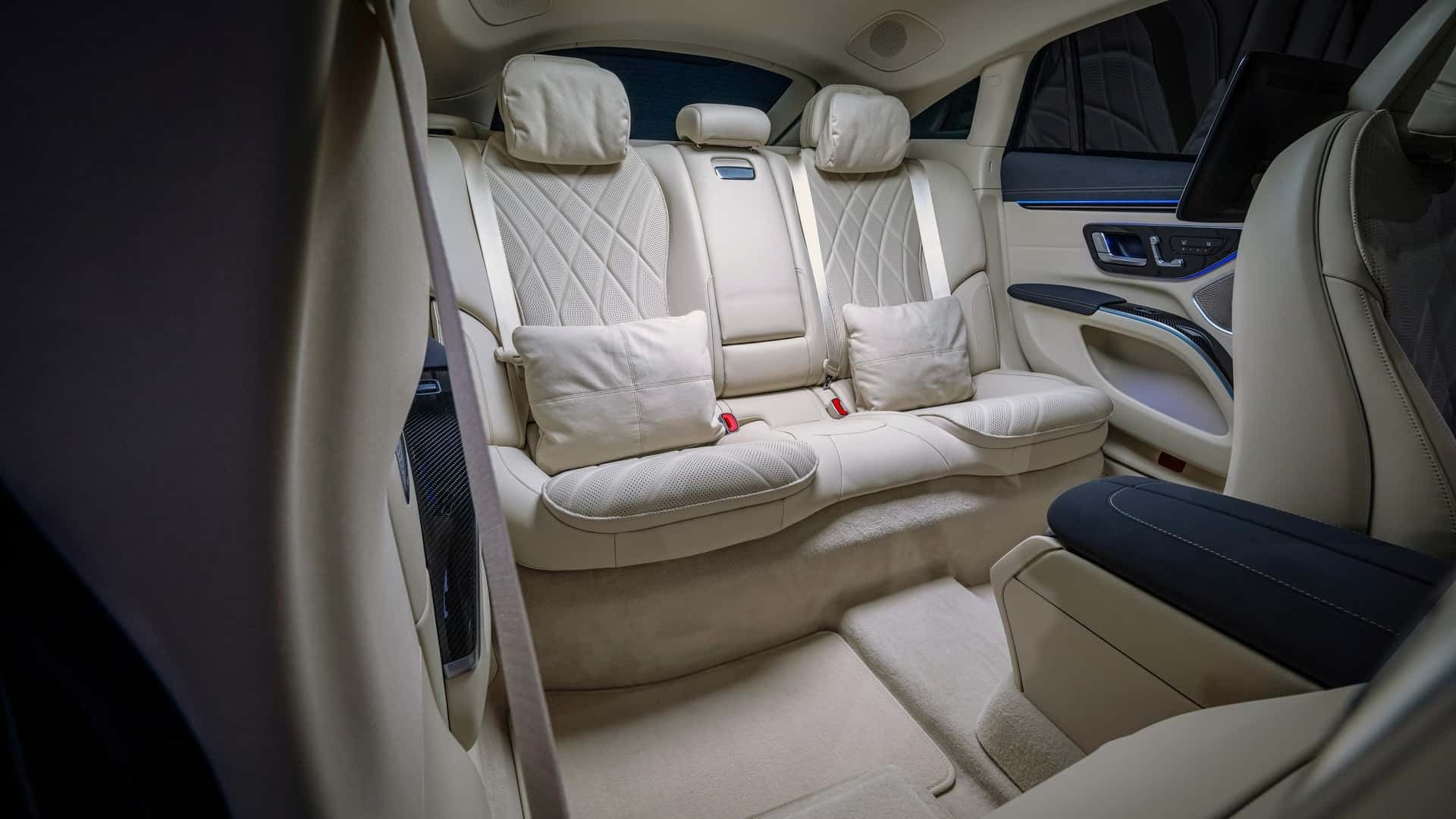 نمای داخلی صندلی‌های عقب خودرو مرسدس بنز EQS مدل ۲۰۲۵