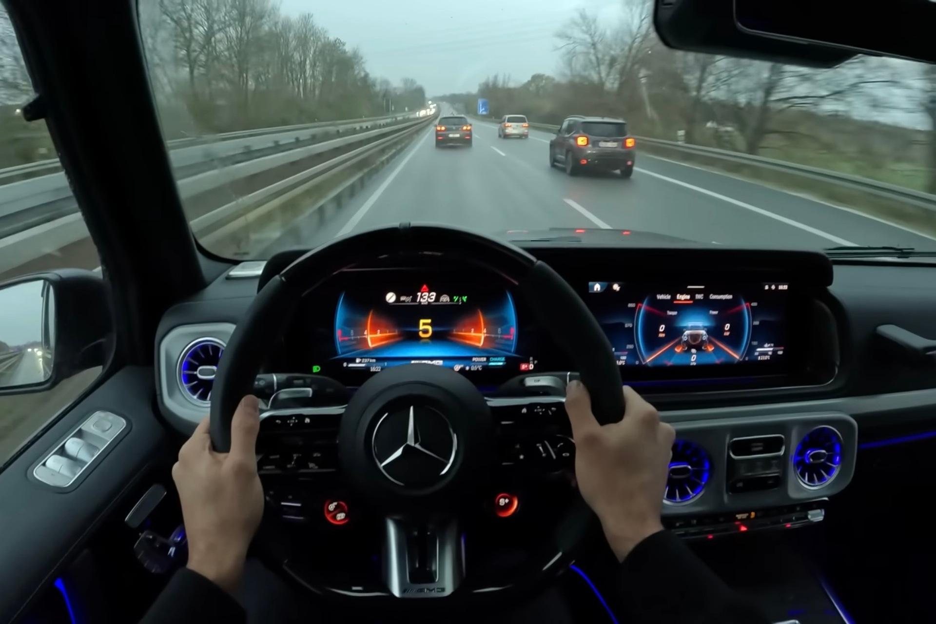 راننده درون کابین داخلی مرسدس جی کلاس ۲۰۲۵ پشت فرمان