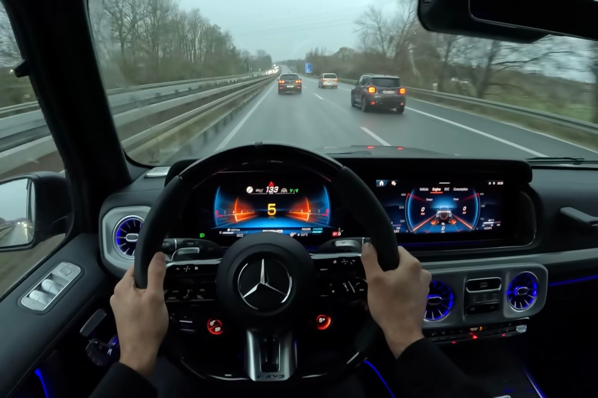 راننده درون کابین داخلی مرسدس جی کلاس ۲۰۲۵ پشت فرمان