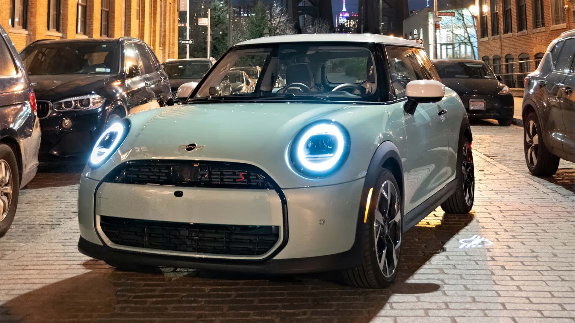 خودرو مینی کوپر اس سبز در خیابان از روبرو