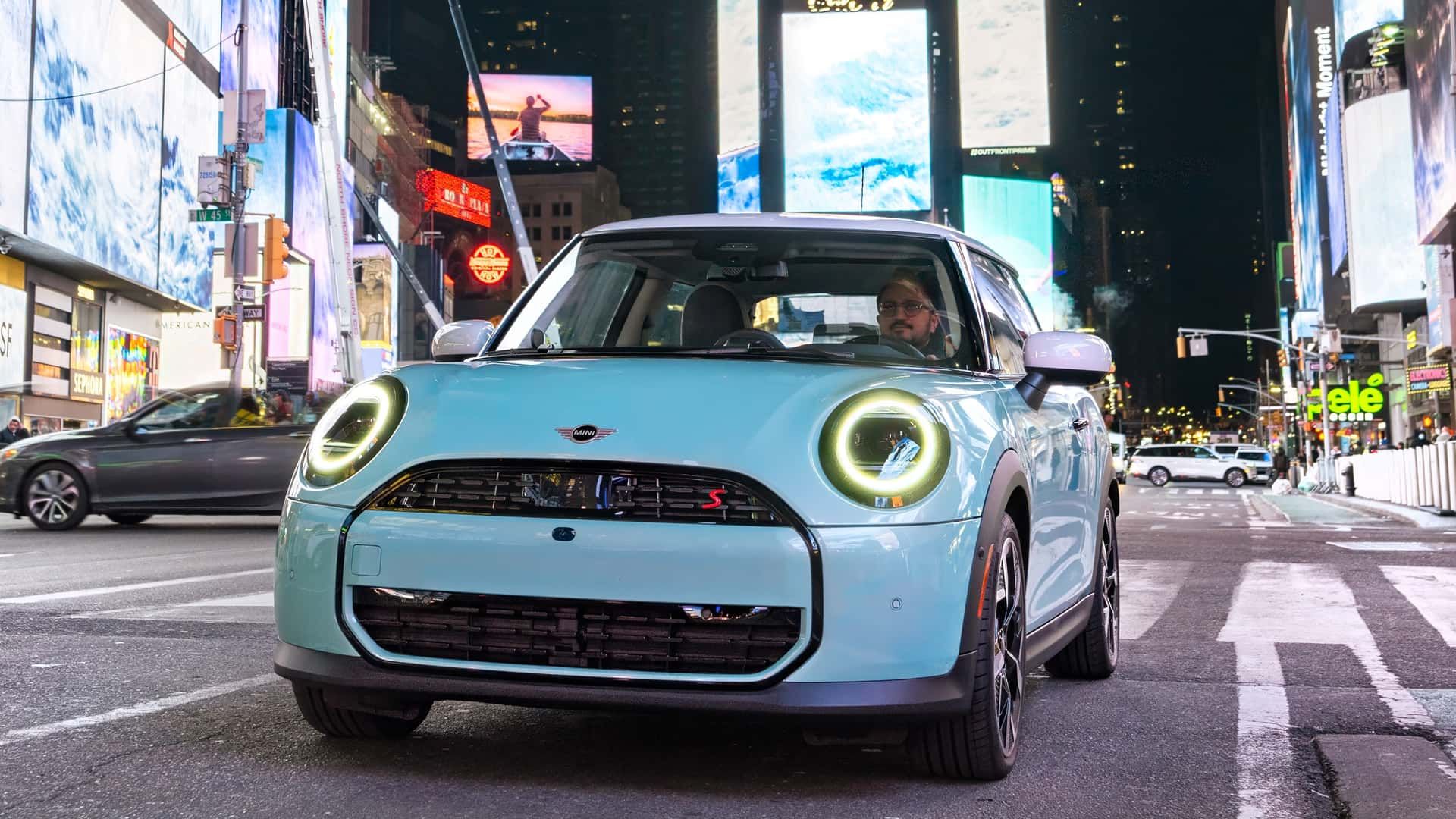 خودرو مینی کوپر اس آبی از روبرو در خیابان