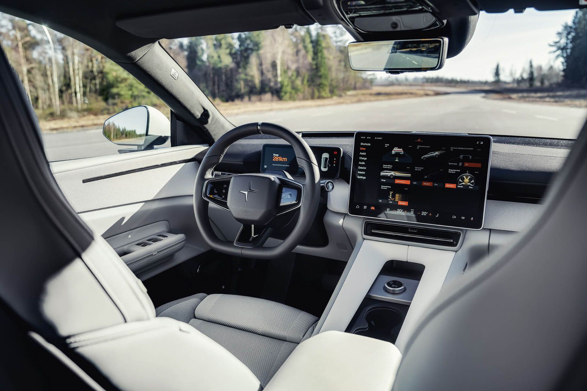 نمایی از داشبورد و فرمان پولستار ۴