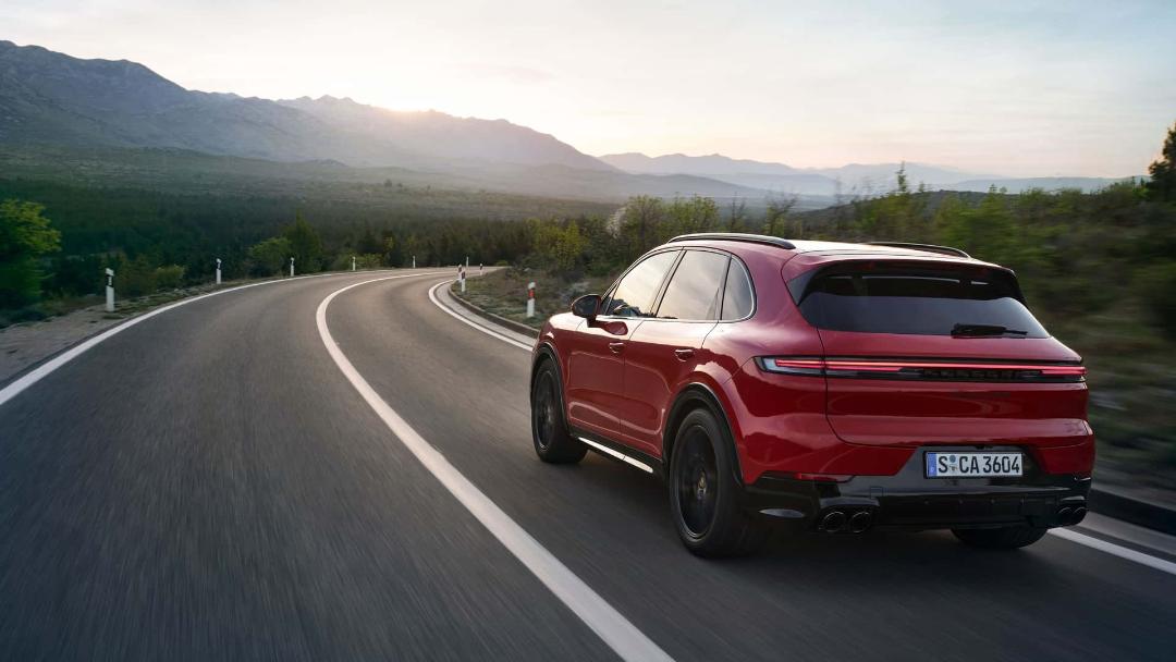 نمای سه‌چهارم عقب خودرو پوشه کاین GTS 2025