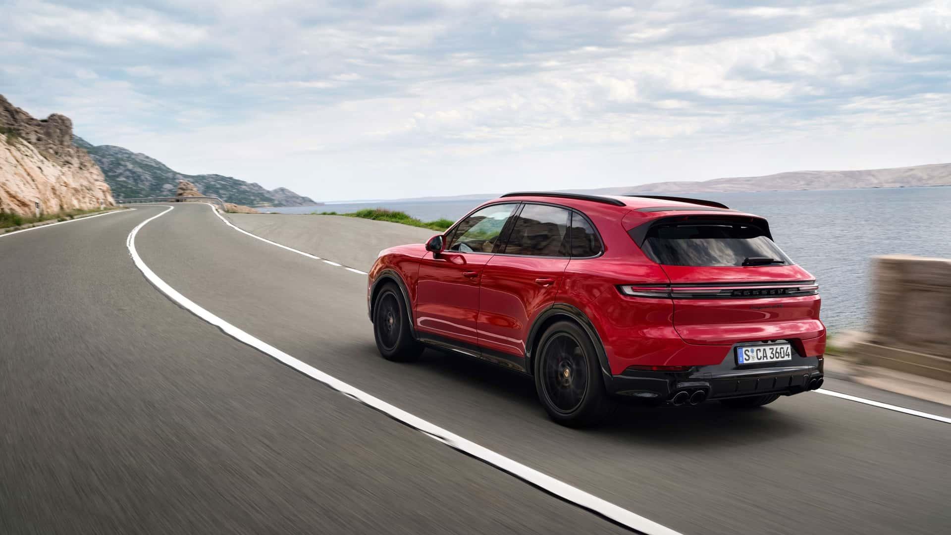 نمای سه‌چهارم عقب خودرو پوشه کاین GTS 2025 درحال جرکت
