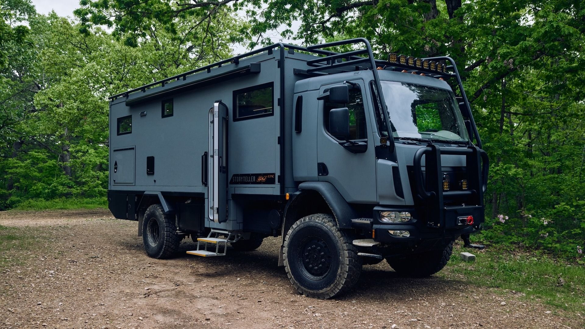 نمای سه‌چهارم جلو خودرو Kenworth K370 GXV Epic