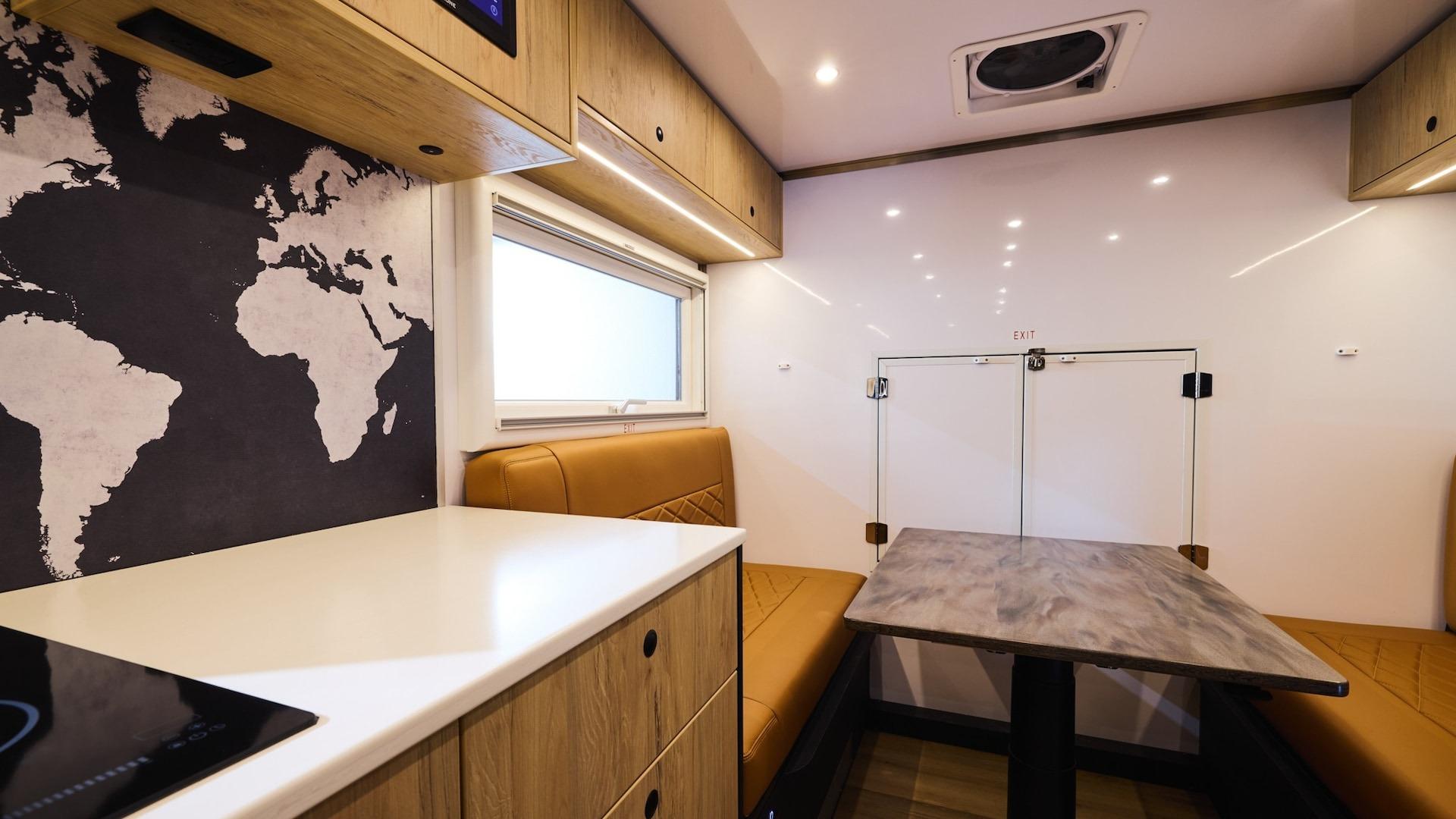 نمای داخل کابین و میز خودرو Kenworth K370 GXV Epic