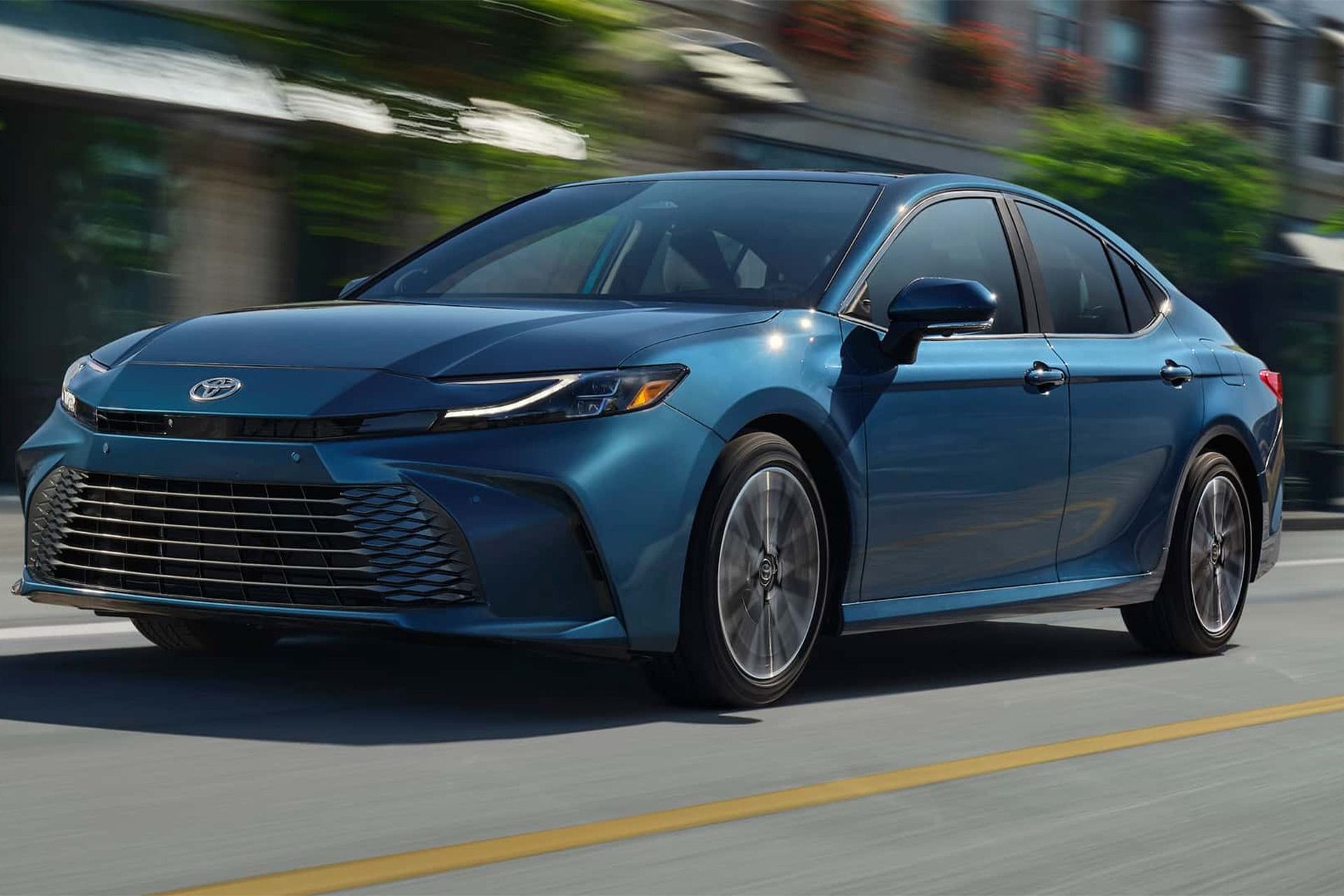 نمای سه‌چهارم جلو خودرو تویوتا کمری ۲۰۲۵