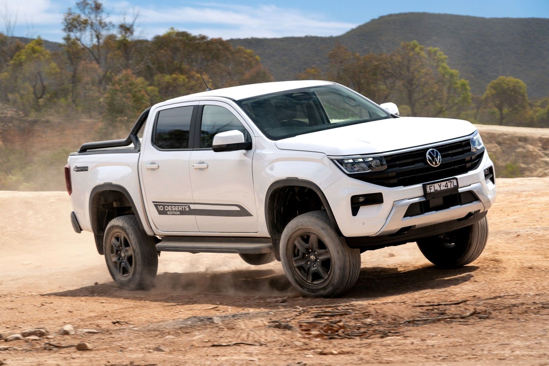 نمای سه‌چهارم جلو فولکس‌واگن آماروک رنگ سفید