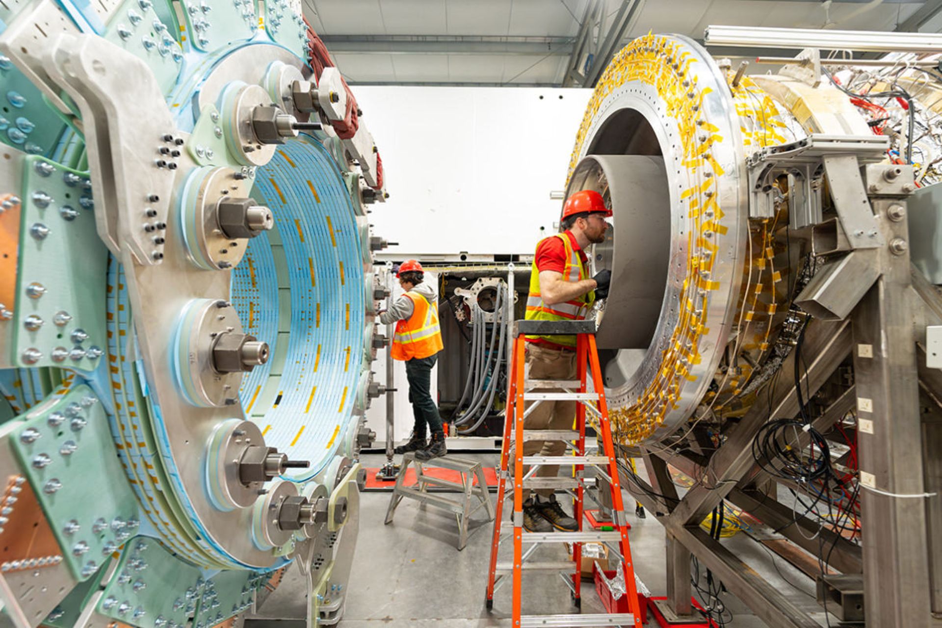 یک مخزن راکتور (سمت چپ) و یک انژکتور پلاسما (سمت راست) برای اولین بار در شرکت جنرال فیوژن