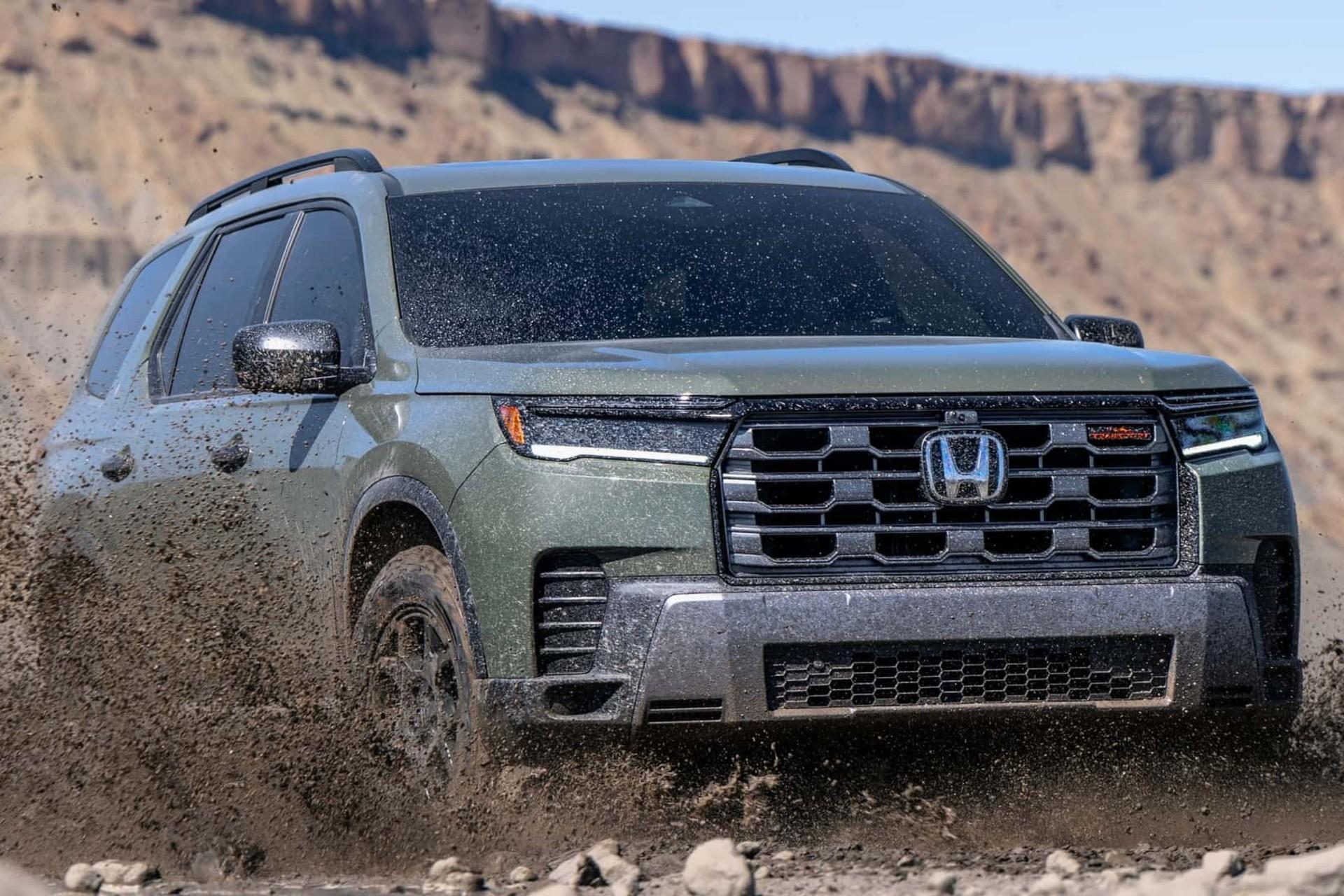 نمای سه‌چهارم جلو خودرو هوندا پایلوت ۲۰۲۶ در گل و لای