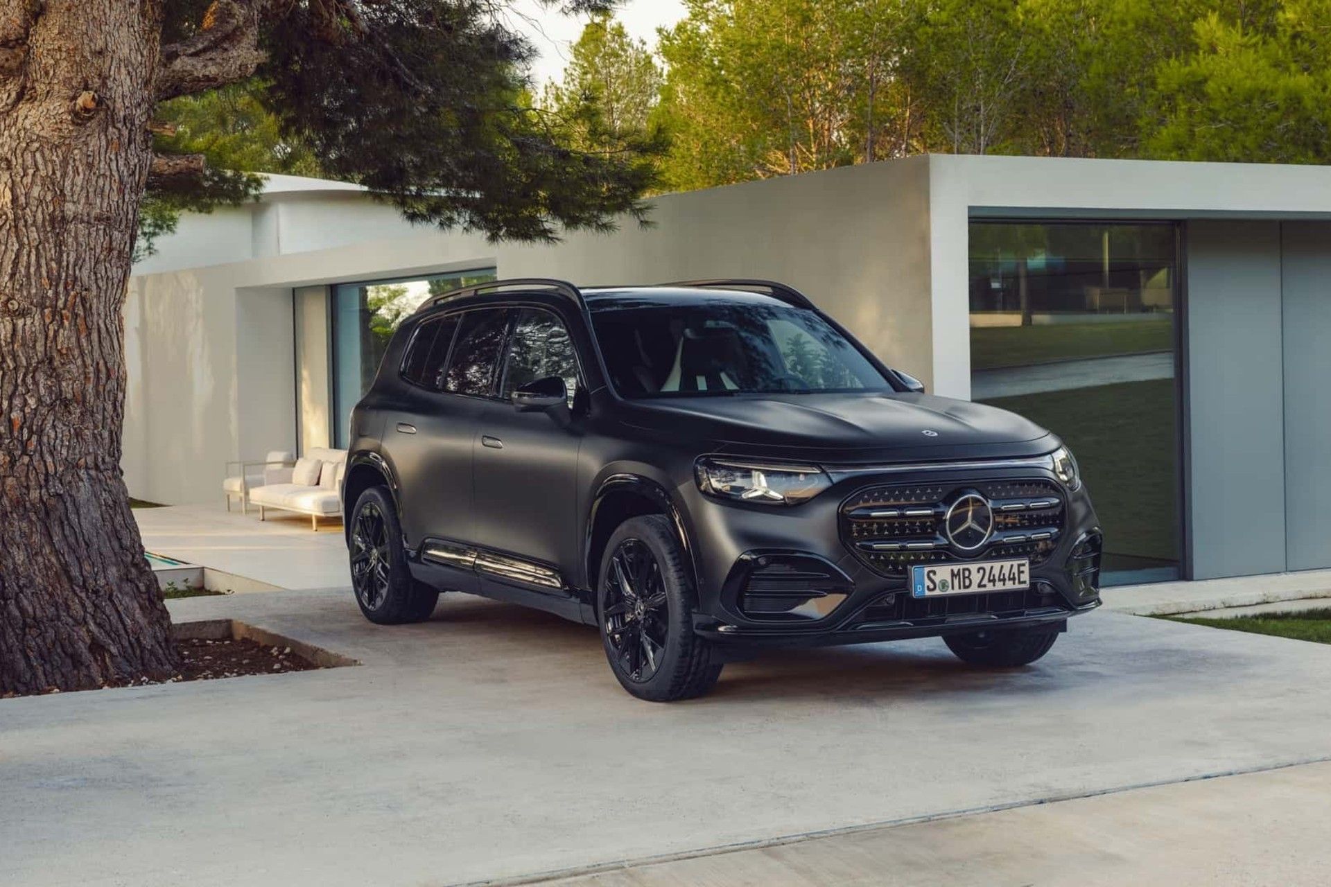 نمای سه‌چهارم جلو خودرو مرسدس بنز GLB 2026