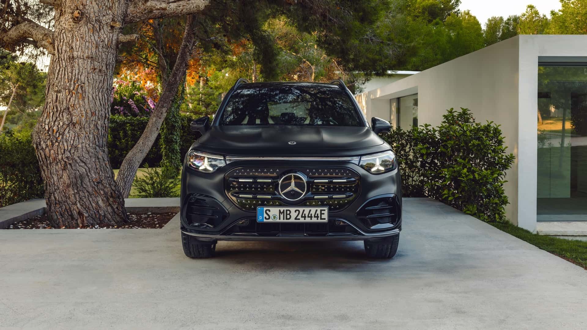 نمای جلو خودرو مرسدس بنز GLB 2026 