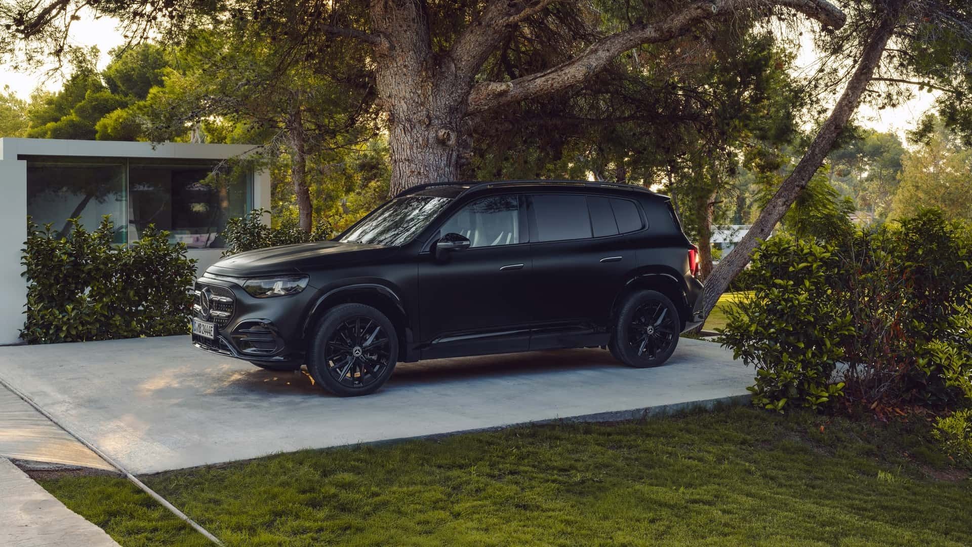 نمای سه‌چهارم جلو خودرو مرسدس بنز GLB 2026 رنگ مشکی