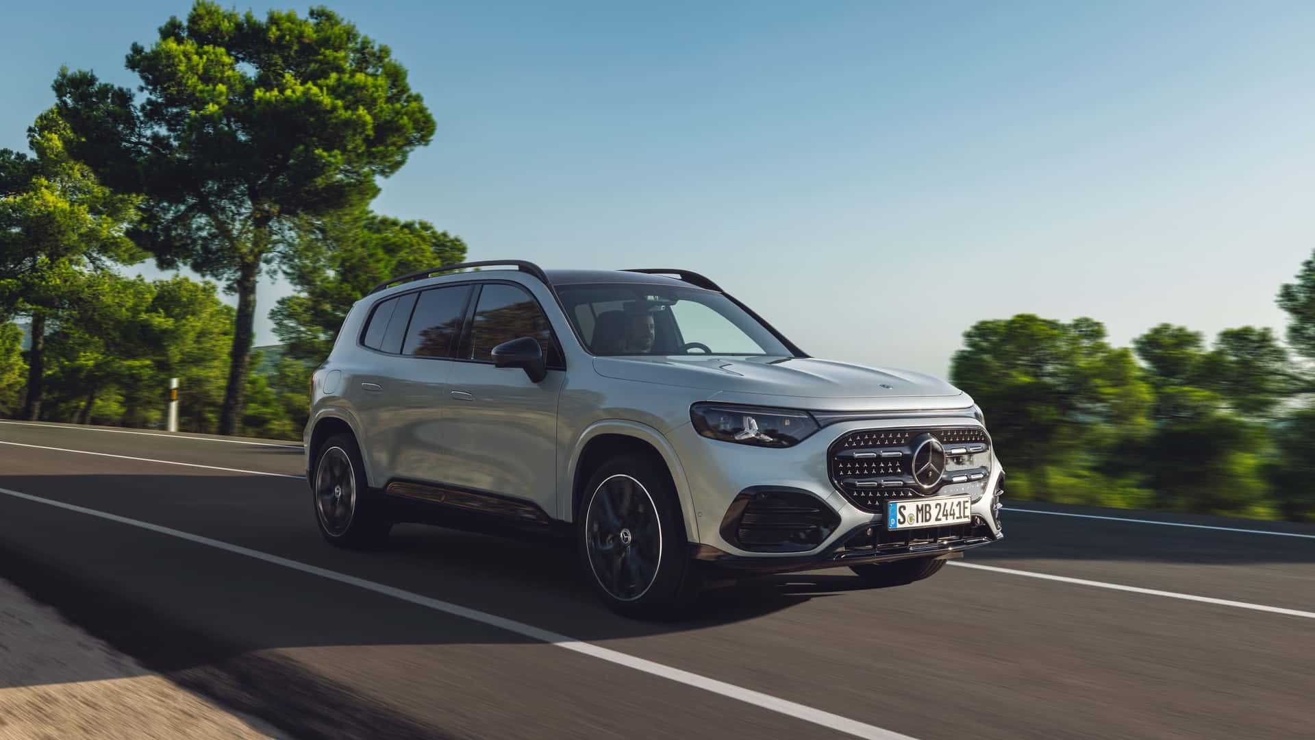 نمای سه‌چهارم جلو خودرو مرسدس بنز GLB 2026