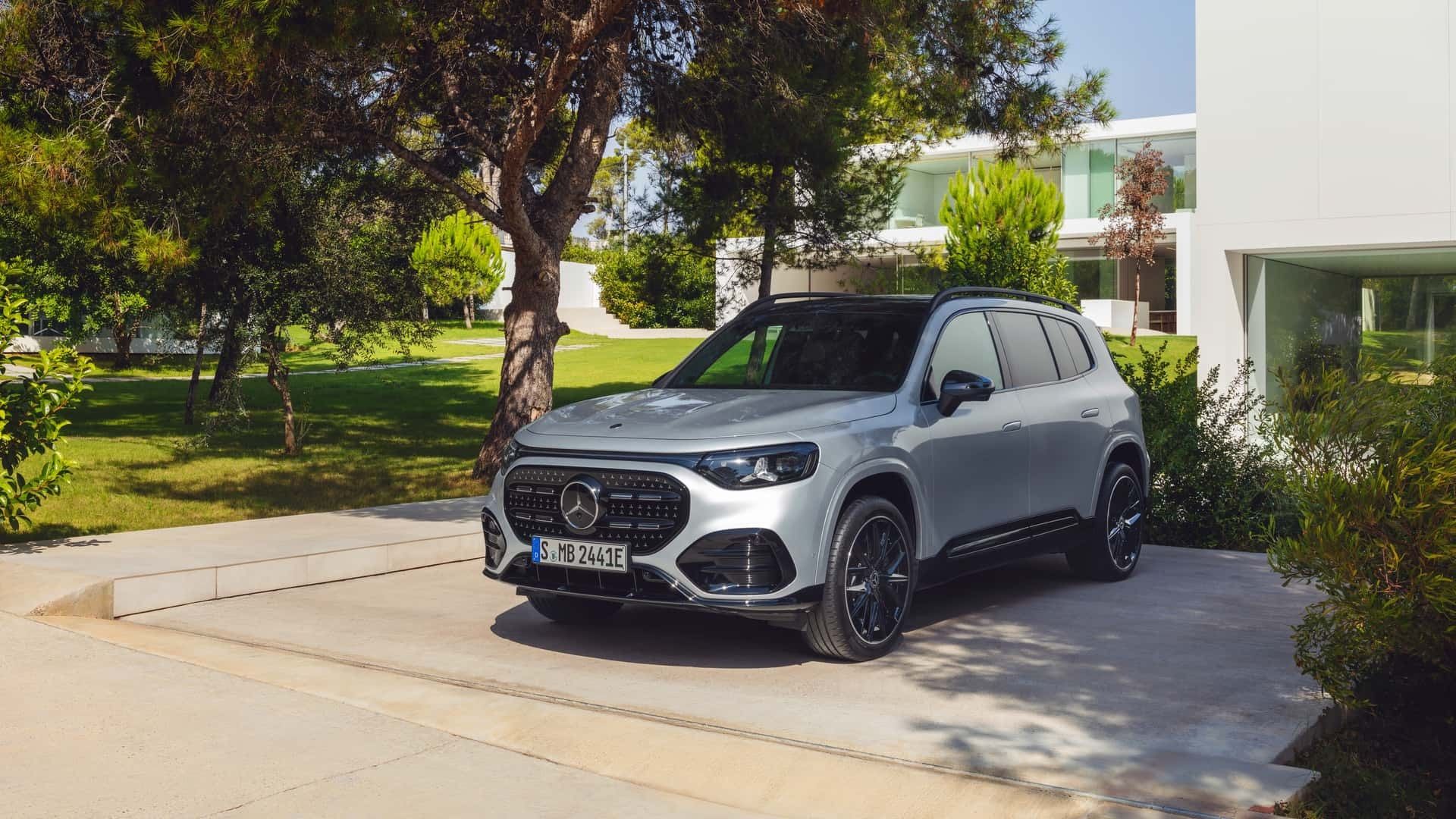 نمای سه‌چهارم جلو خودرو مرسدس بنز GLB 2026 رنگ نقره‌ای