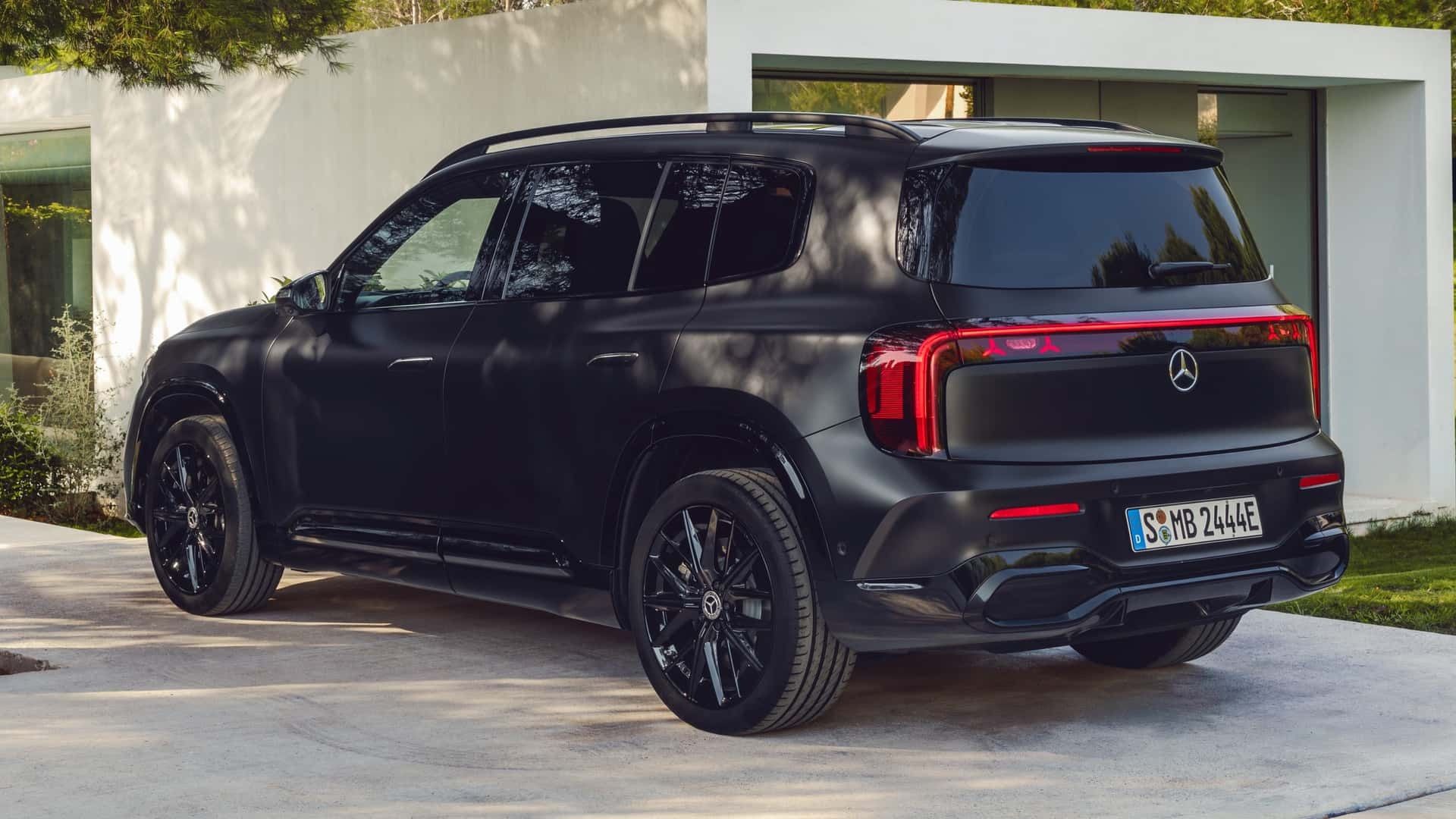 نمای سه‌چهارم عقب خودرو مرسدس بنز GLB 2026 رنگ مشکی