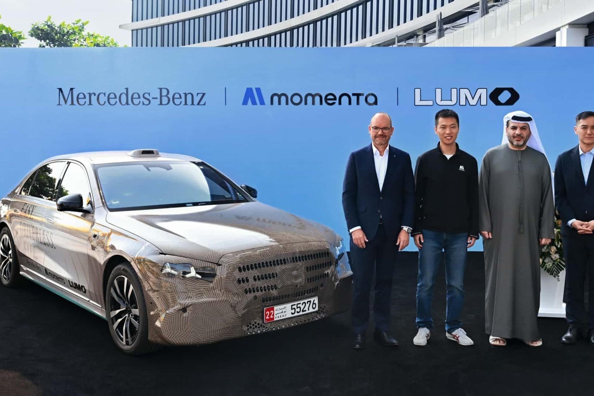 نمای جلو مرسدس بنز اس کلاس ۲۰۲۶ استتارشده کنار چهار مرد