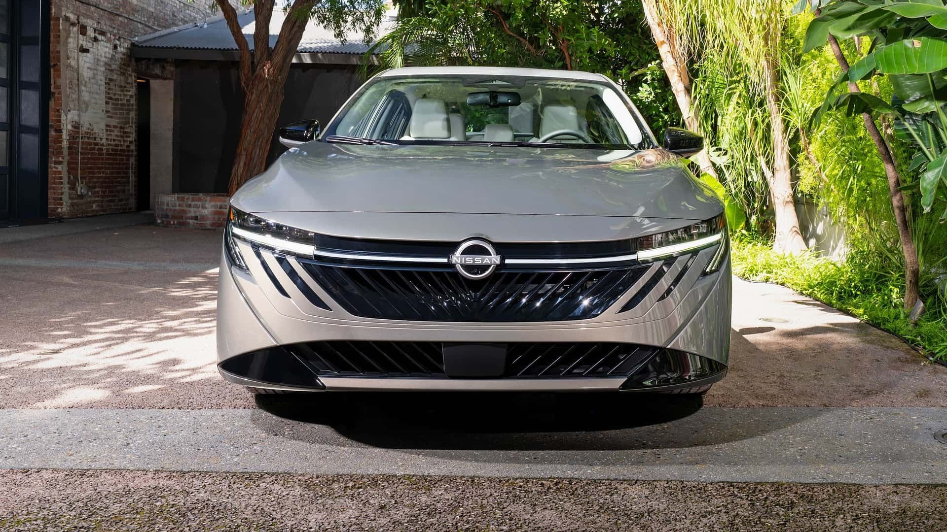 نمای جلو خودرو نیسان سنترا اس