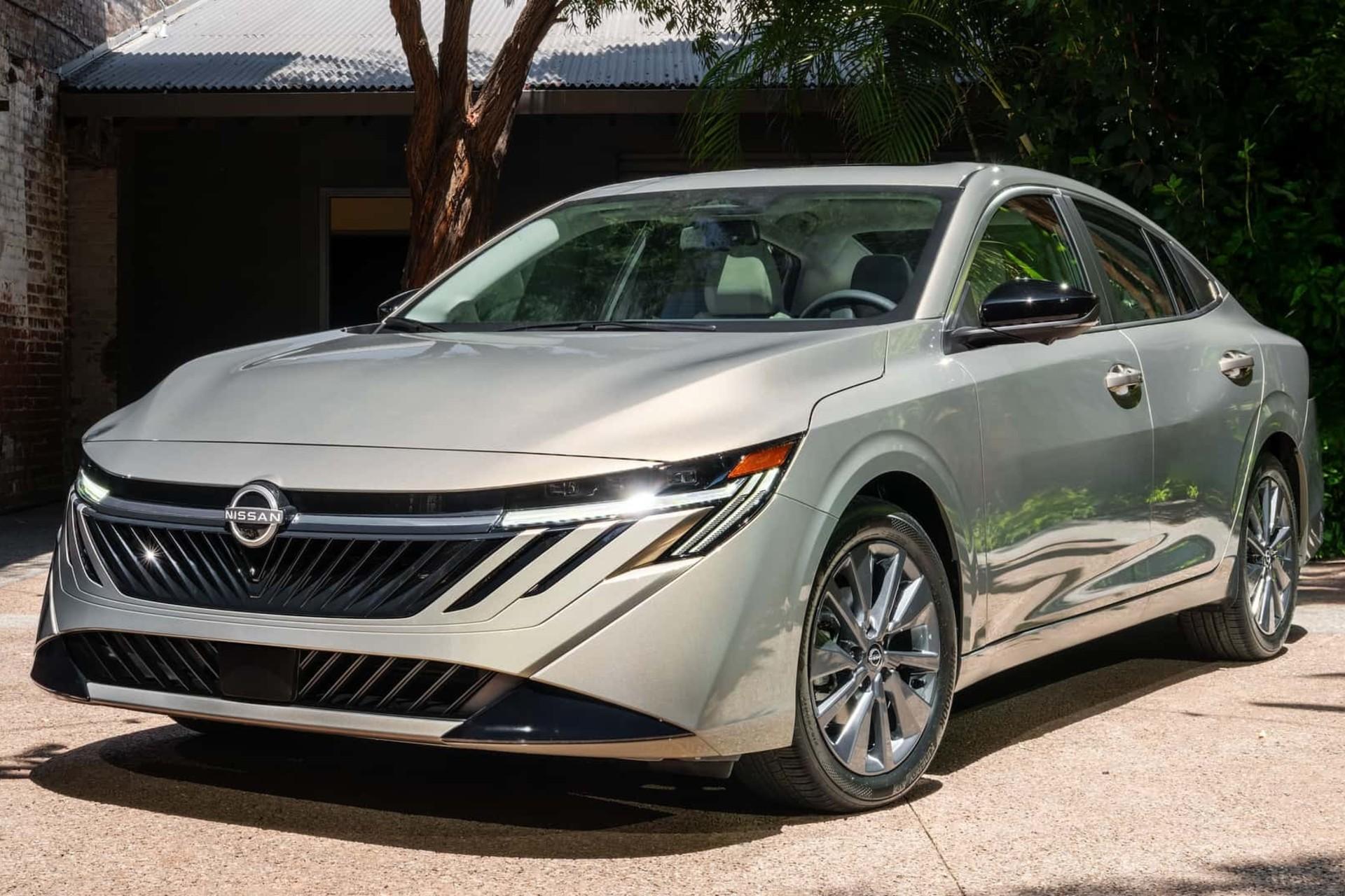 نمای سه‌چهارم جلو خودرو نیسان سنترا اس