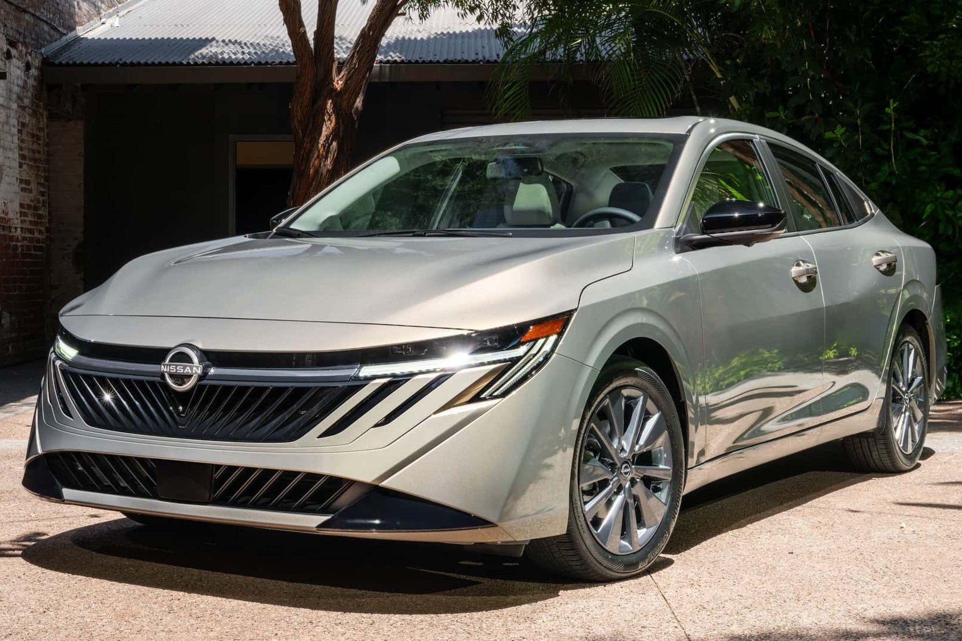 نمای سه‌چهارم جلو خودرو نیسان سنترا اس