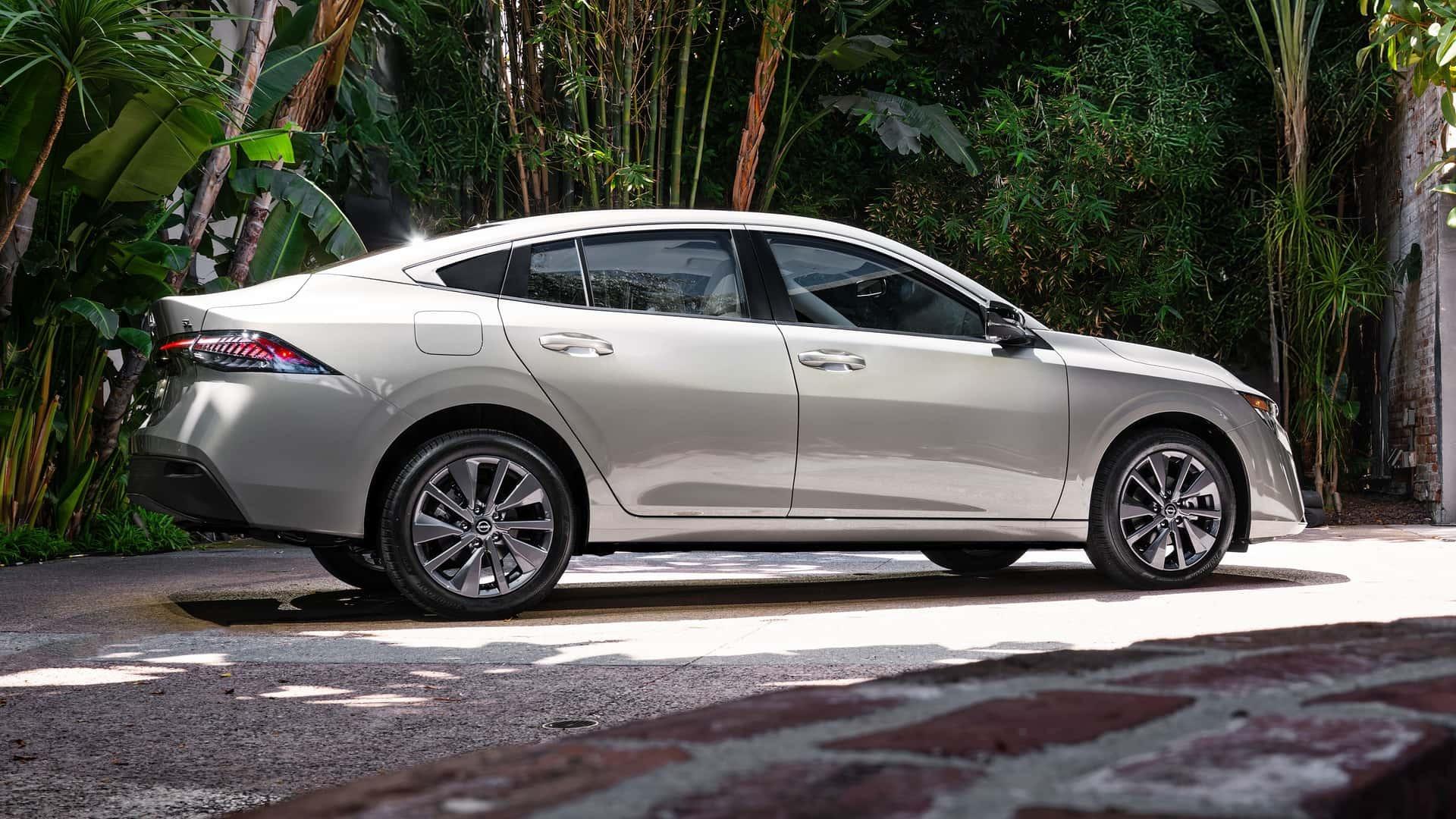 نمای جانبی خودرو نیسان سنترا اس