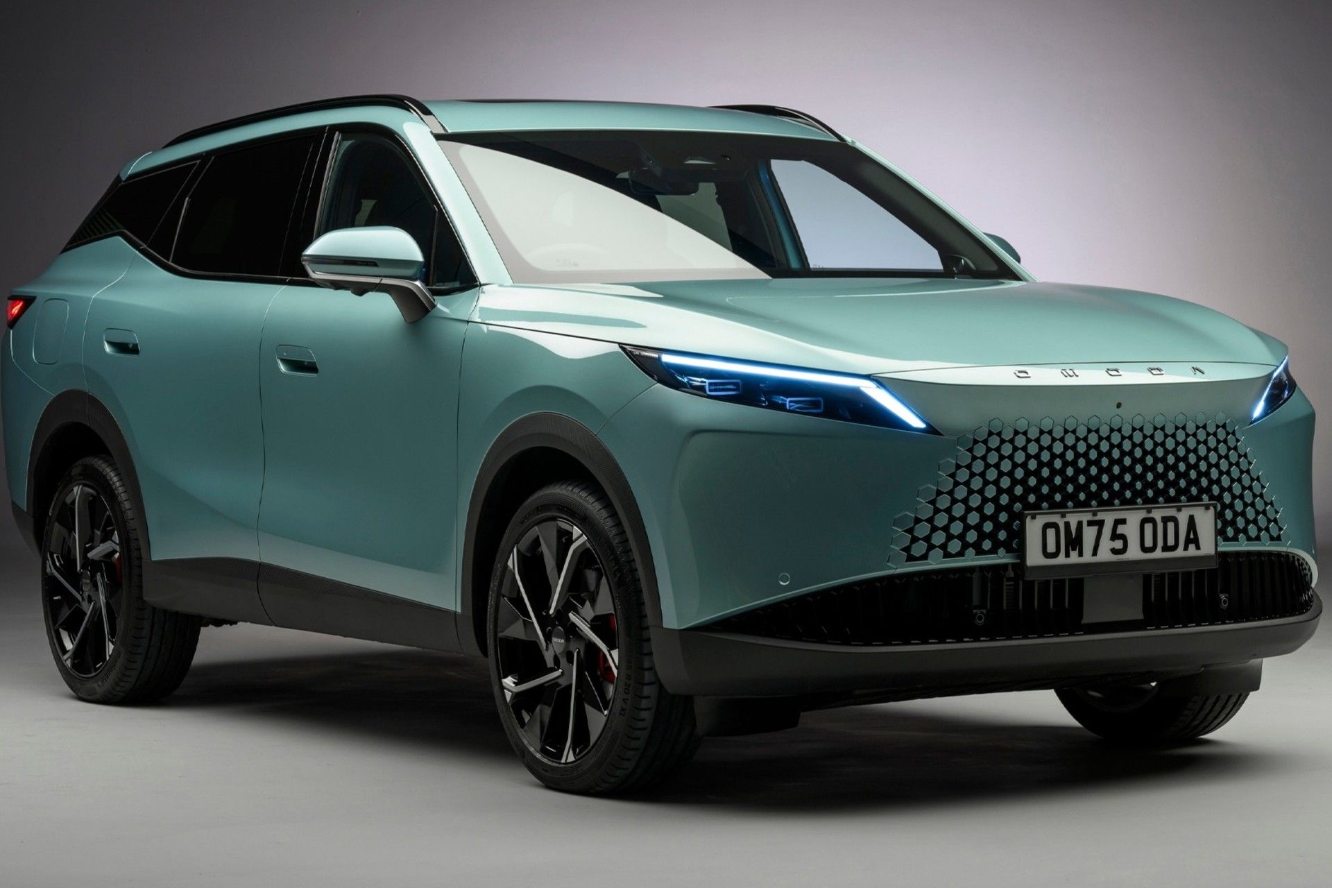 نمای سه‌چهارم جلو خودرو چری اومودا ۷