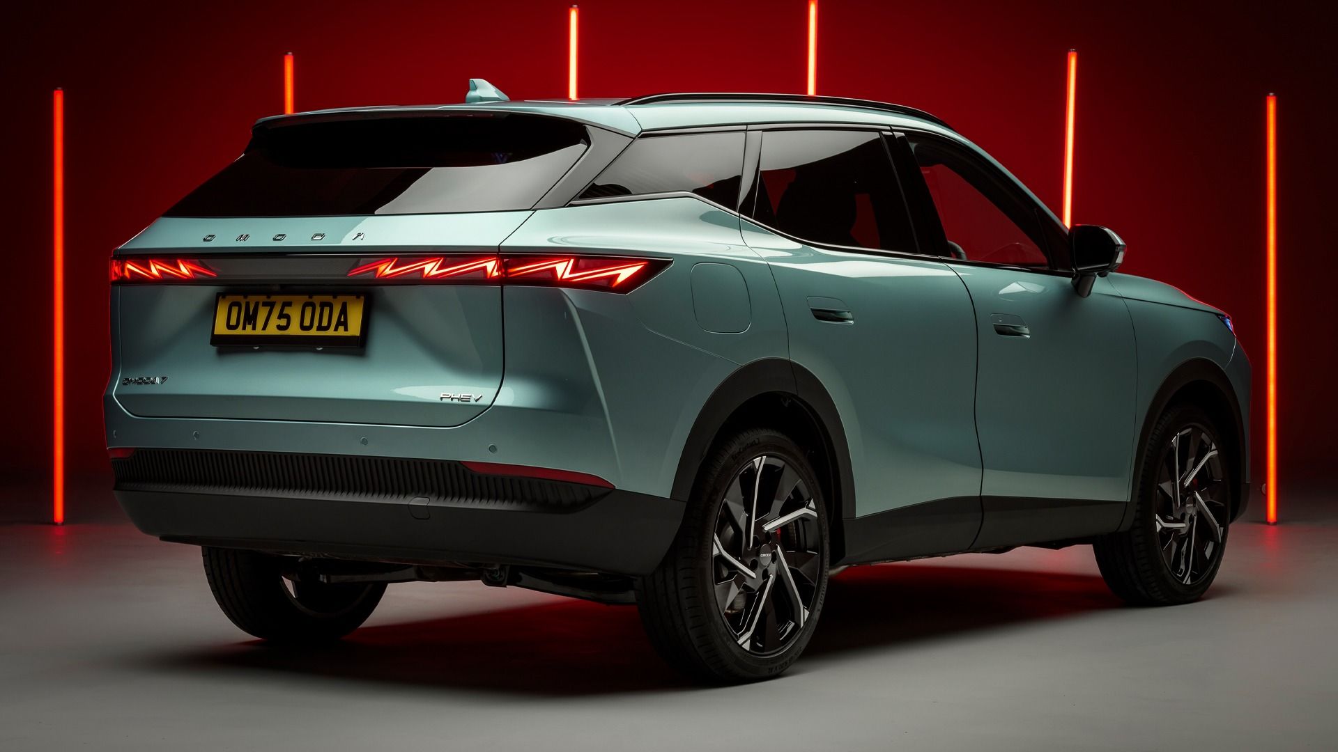 نمای سه‌چهارم عقب خودرو چری اومودا ۷