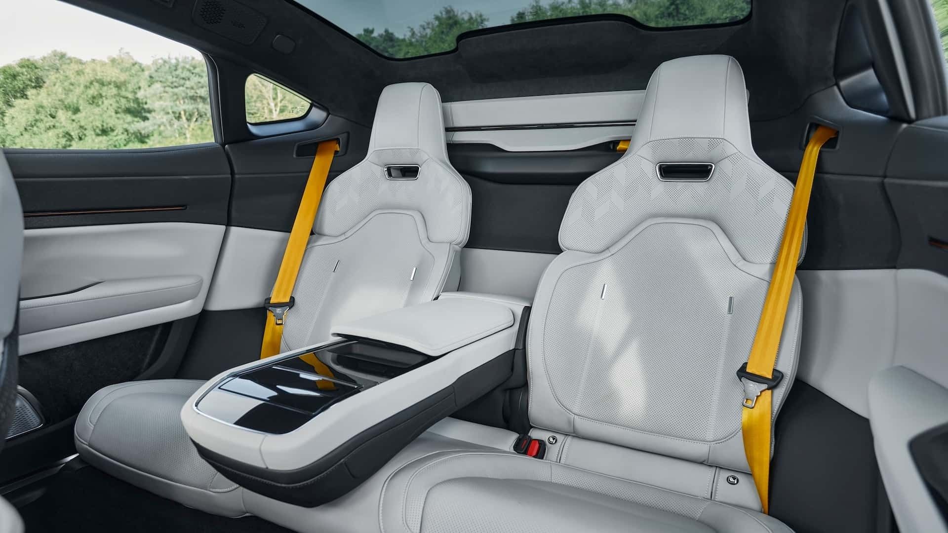 نمای داخل کابین و صندلی‌های عقب خودرو پولستار ۵