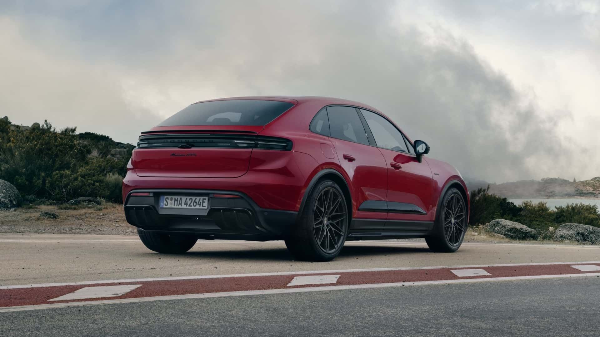 نمای سه‌چهارم عقب خودرو پورشه ماکان GTS