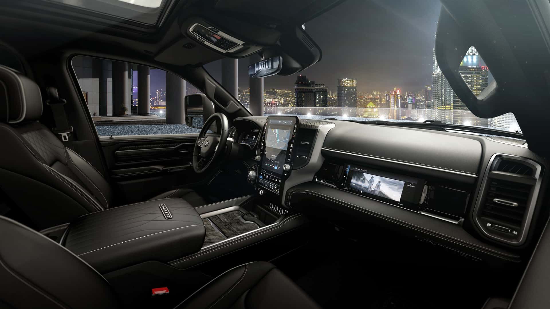 داخل کابین خودرو رم رم‌چارجر ۲۰۲۶