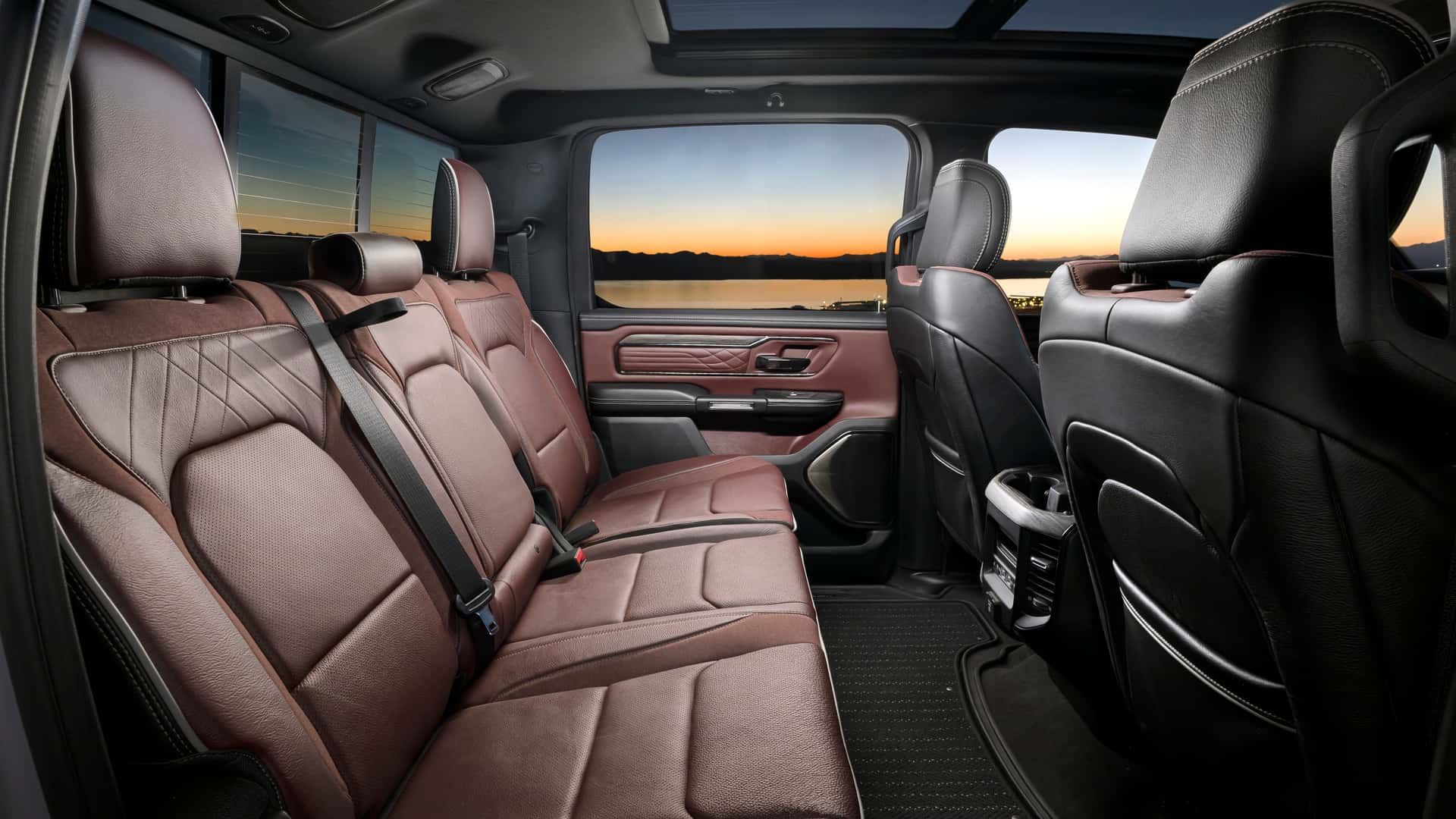 داخل کابین عقب خودرو رم رم‌چارجر ۲۰۲۶