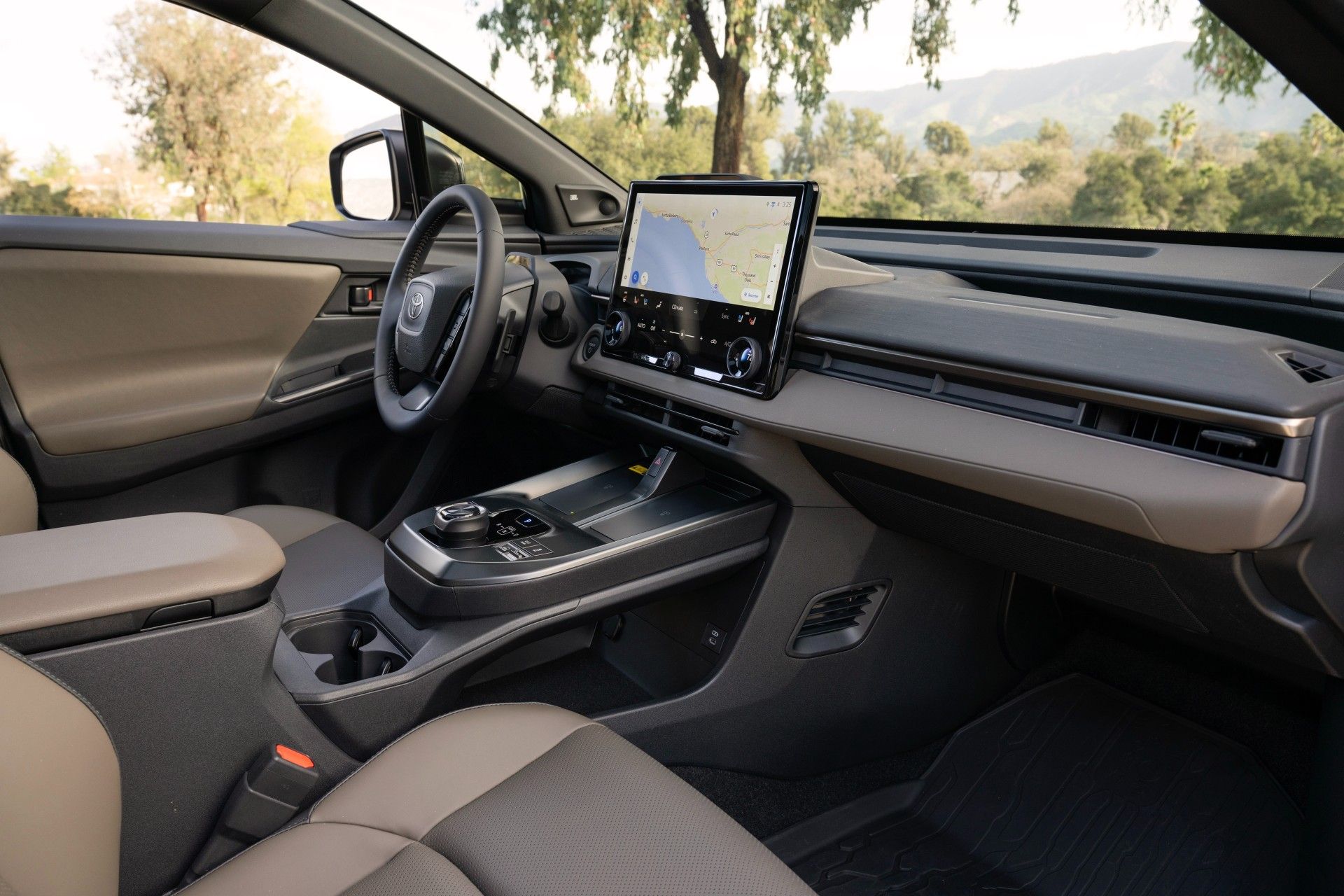 نمای داخل کابین خودرو تویوتا بی‌زد وودلند