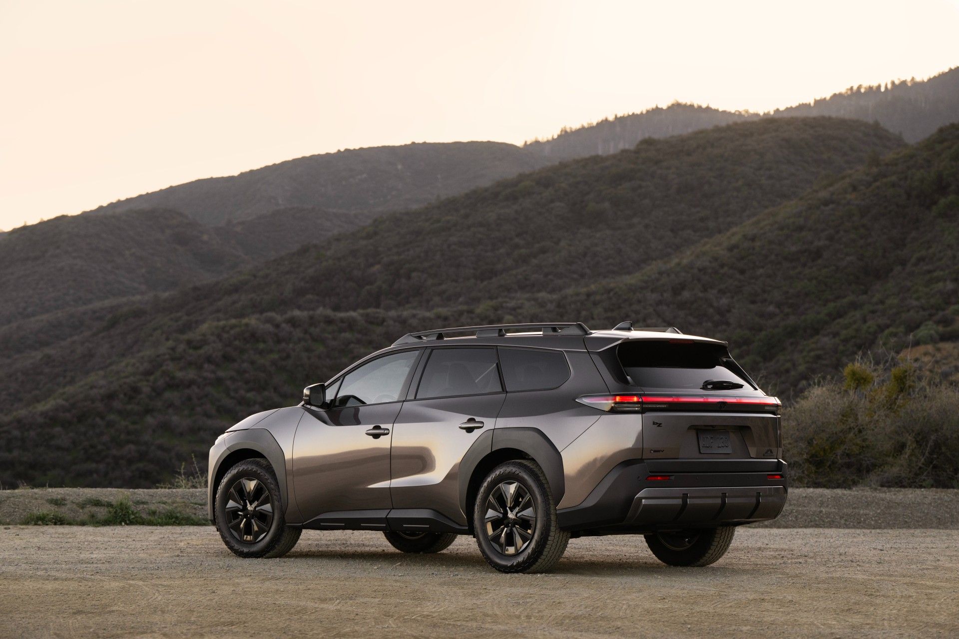 نمای سه‌چهارم عقب خودرو تویوتا بی‌زد وودلند