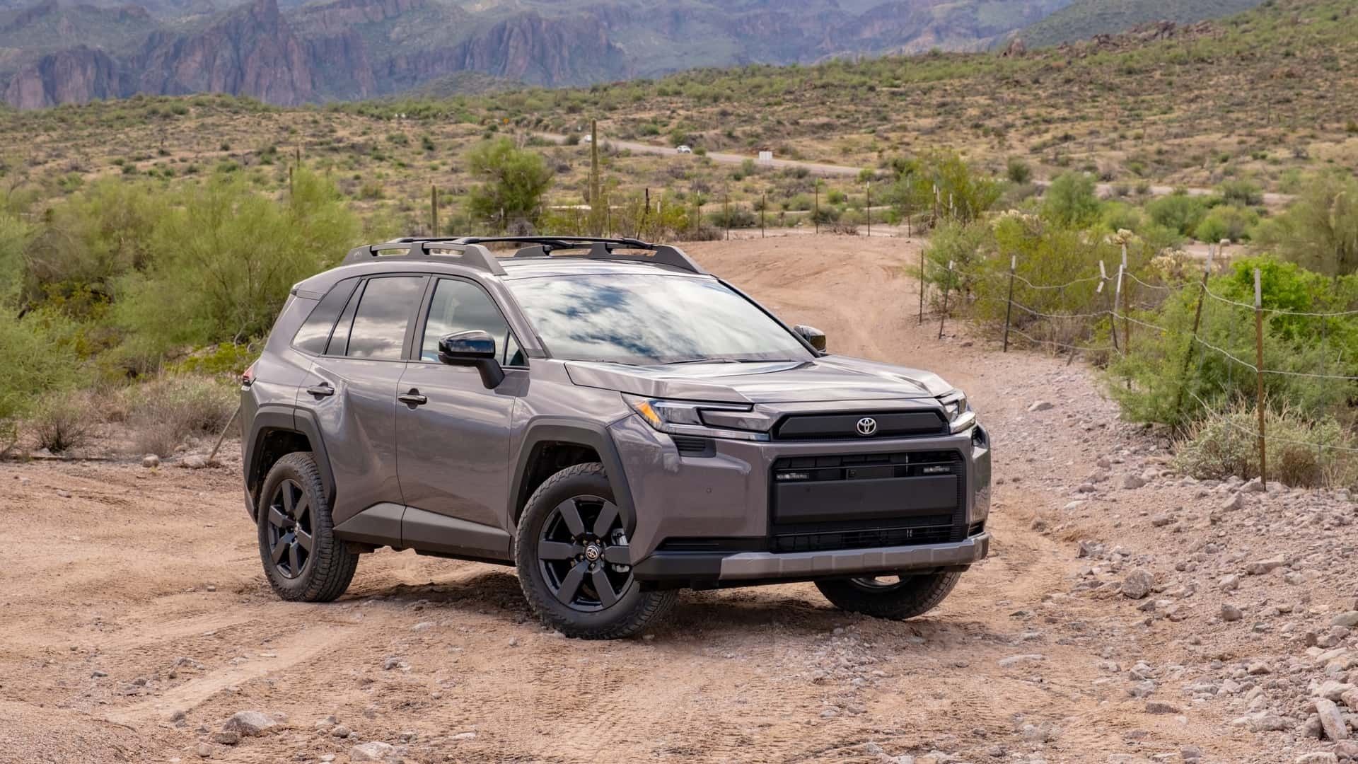 نمای سه‌چهارم جلو خودرو تویوتا راوفور ۲۰۲۶ در صحرا