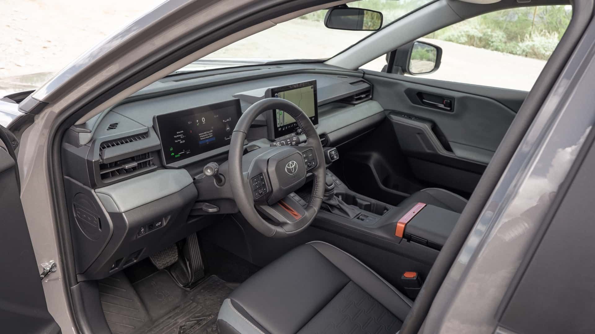 نمای داخل کابین خودرو تویوتا راوفور ۲۰۲۶