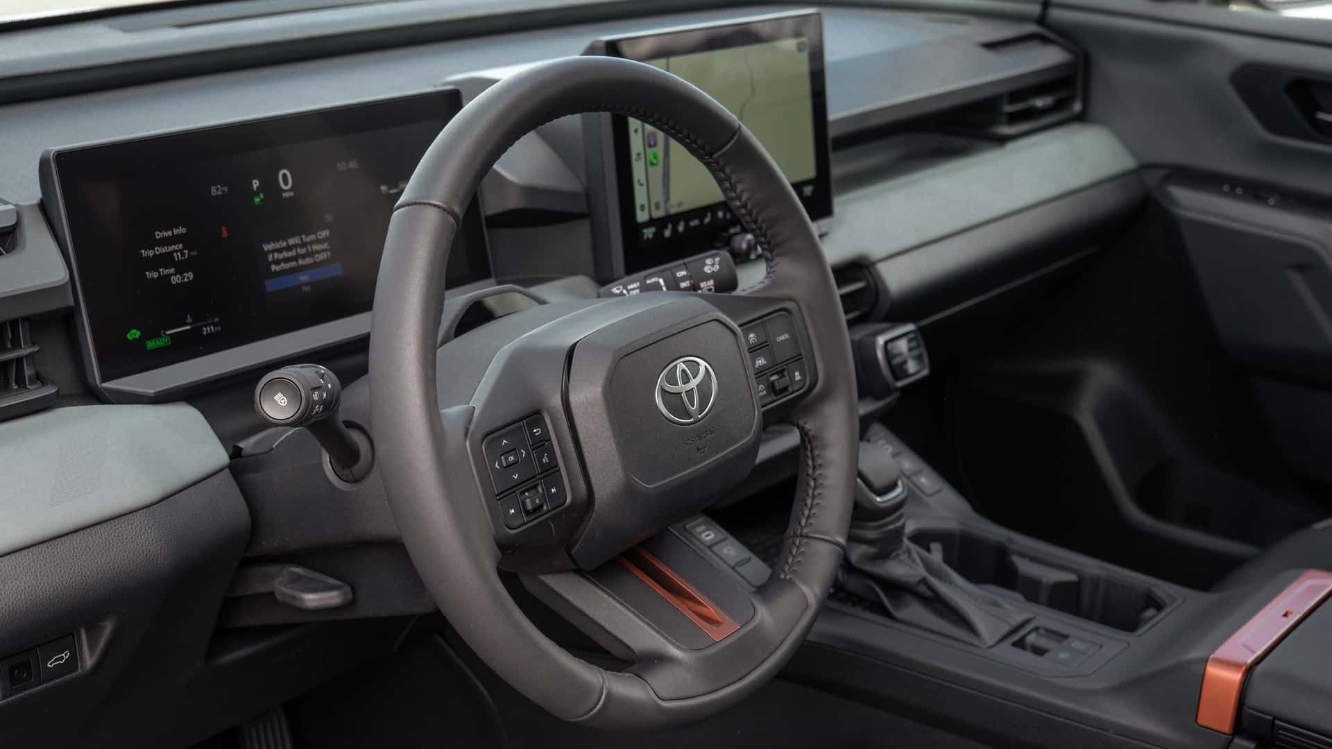 نمای داخل کابین و فرمان خودرو تویوتا راوفور ۲۰۲۶