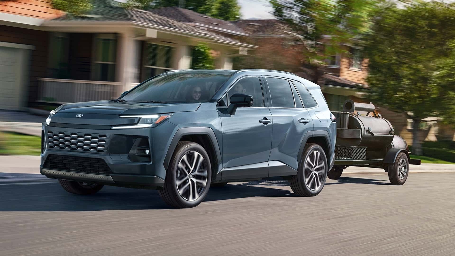 نمای سه‌چهارم جلو خودرو تویوتا راوفور ۲۰۲۶ در حال یدک‌کشی