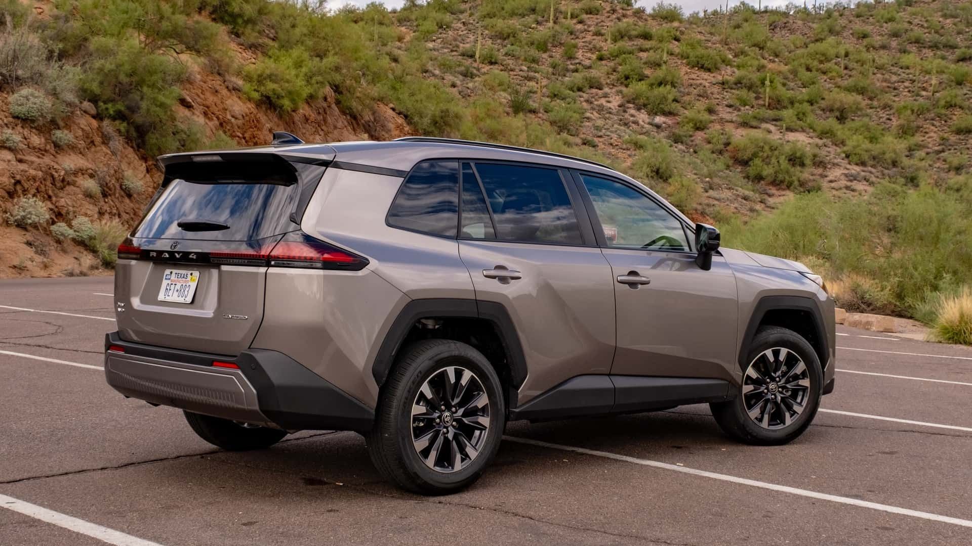 نمای سه‌چهارم عقب خودرو تویوتا راوفور ۲۰۲۶