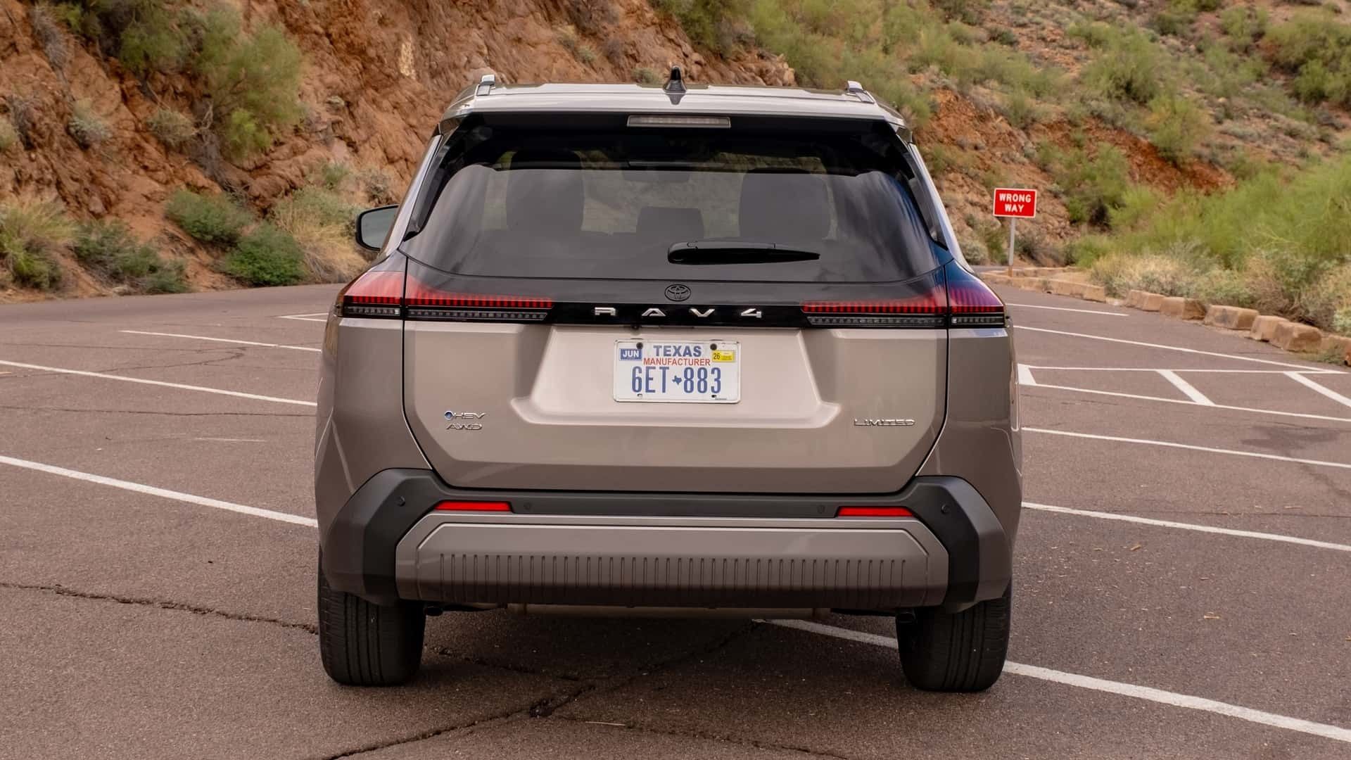 نمای عقب خودرو تویوتا راوفور ۲۰۲۶