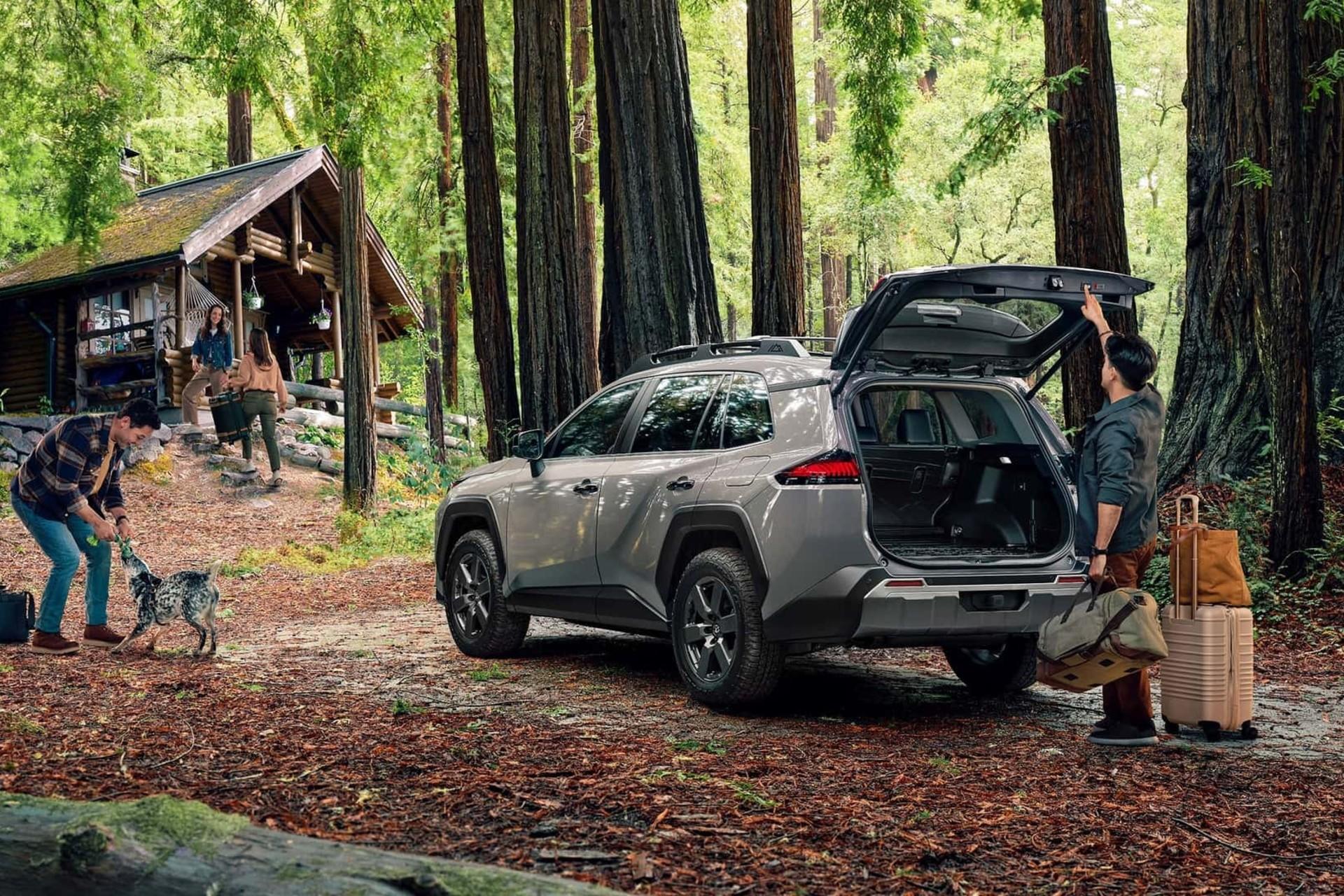 نمای بیرونی خودرو تویوتا راوفور وودلند در جنگل