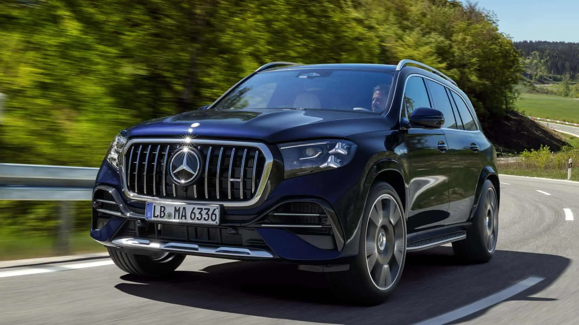 نمای سه‌چهارم جلو خودرو مرسدس GLS 63S 2027