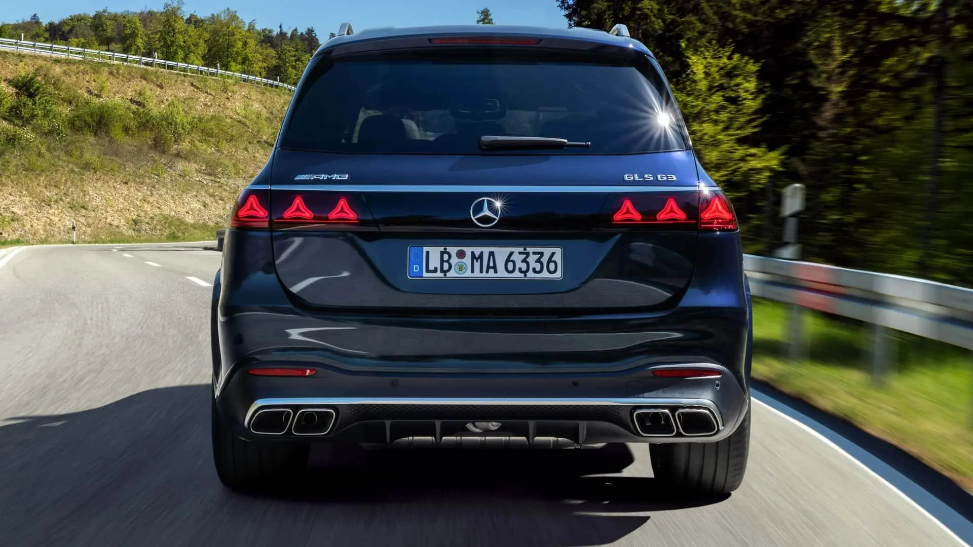 نمای عقب خودرو مرسدس GLS 63S 2027