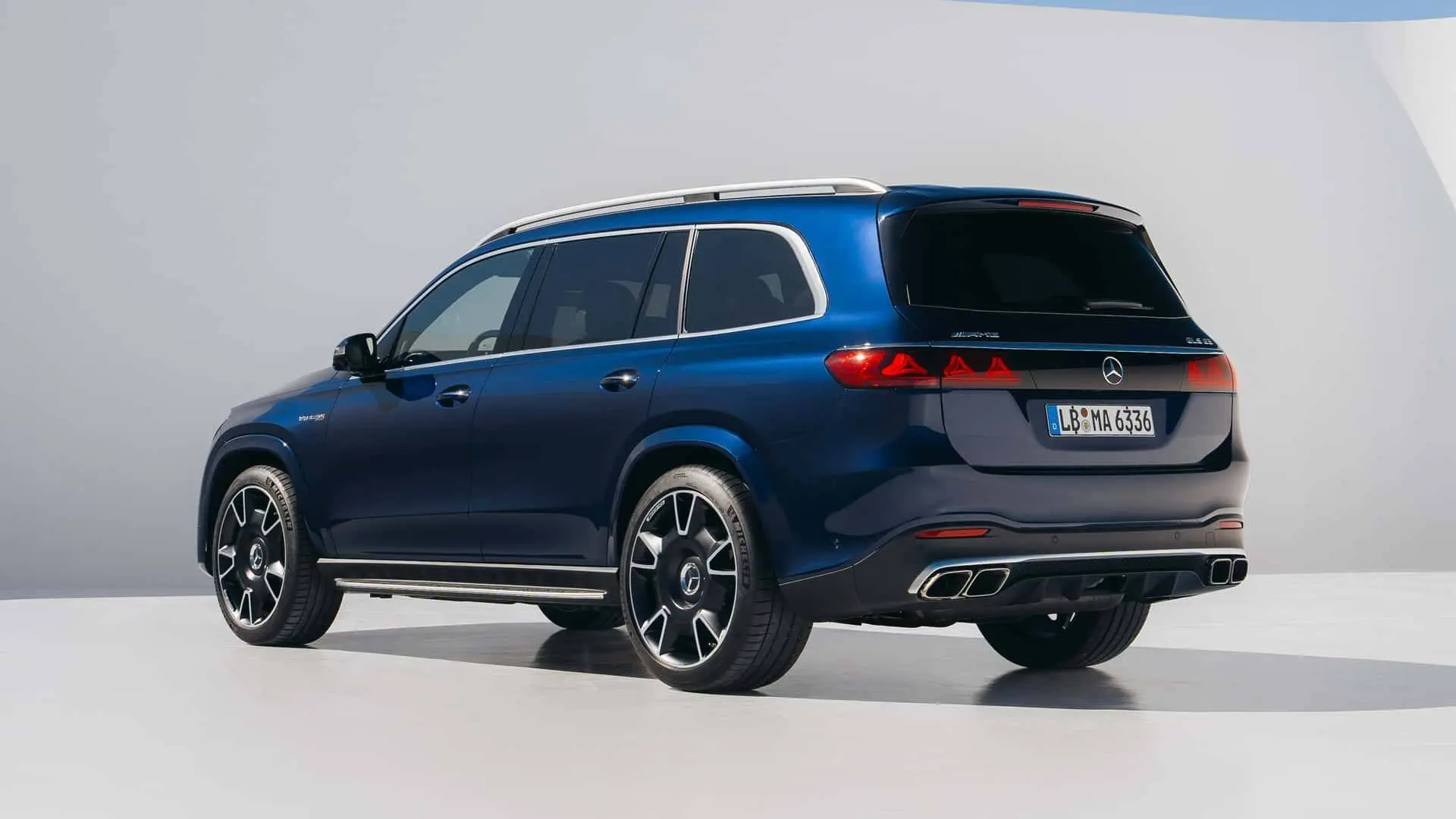 نمای سه‌چهارم عقب خودرو مرسدس GLS 63S 2027